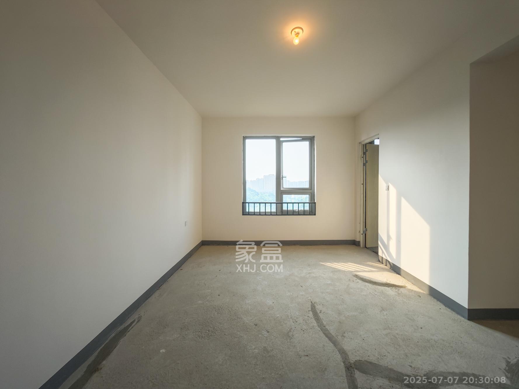 湘江壹号五期 5室2厅4卫 360.0万 湘江壹号五期 5室2厅4卫 360.0万卧室