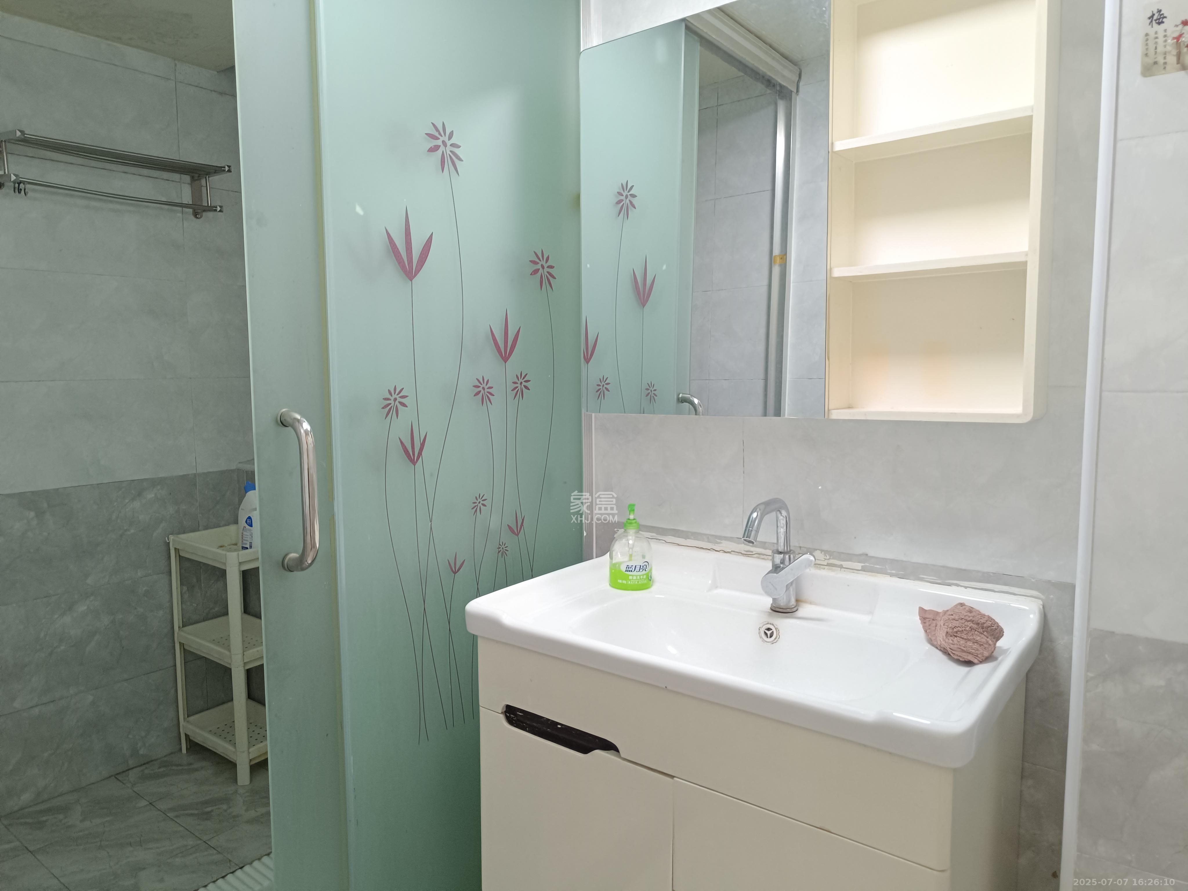 绿地之窗  3室2厅2卫    2100.0元/月室内图