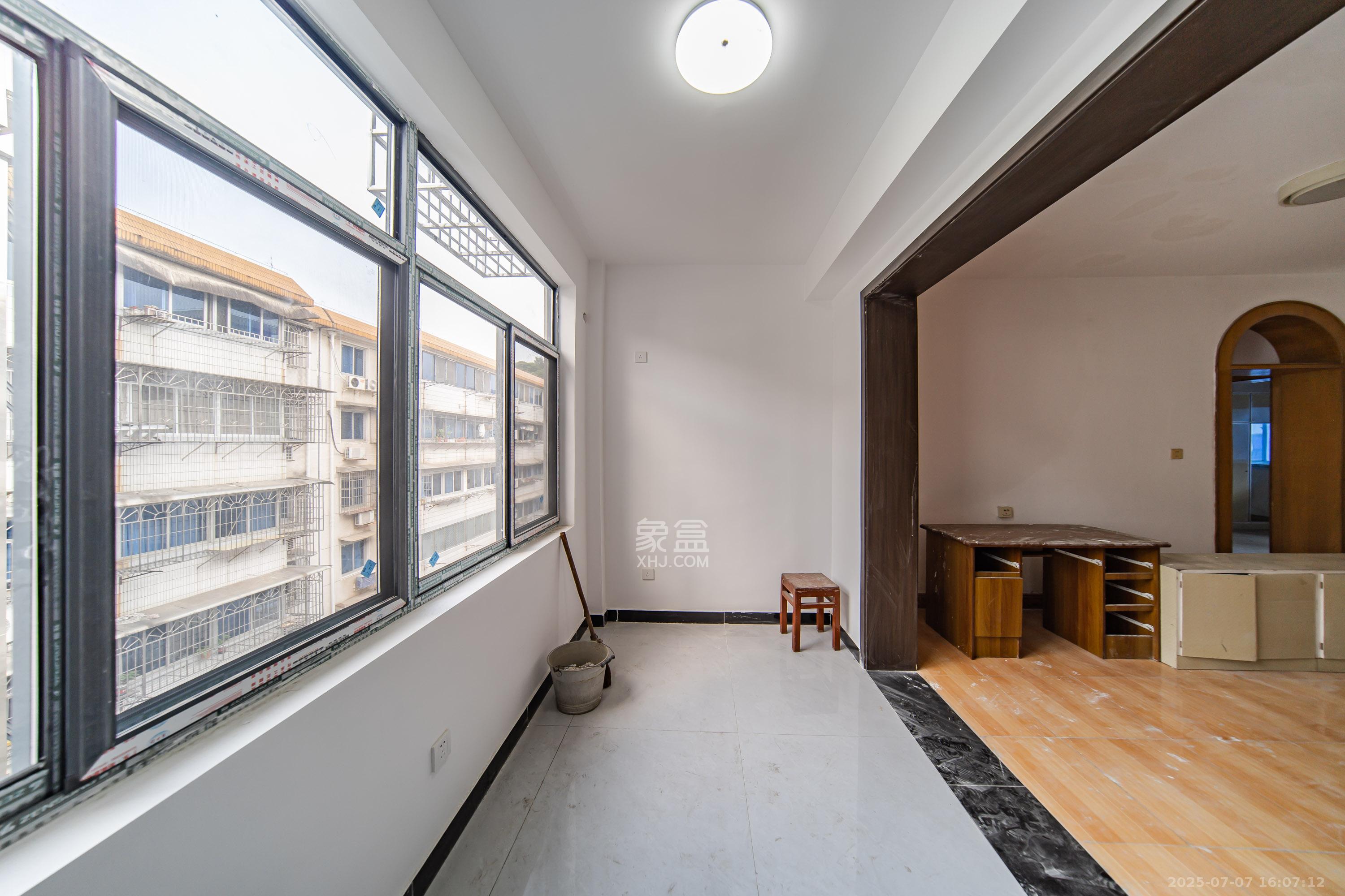 高家坪住宅新区  3室2厅1卫   137.00万阳台
