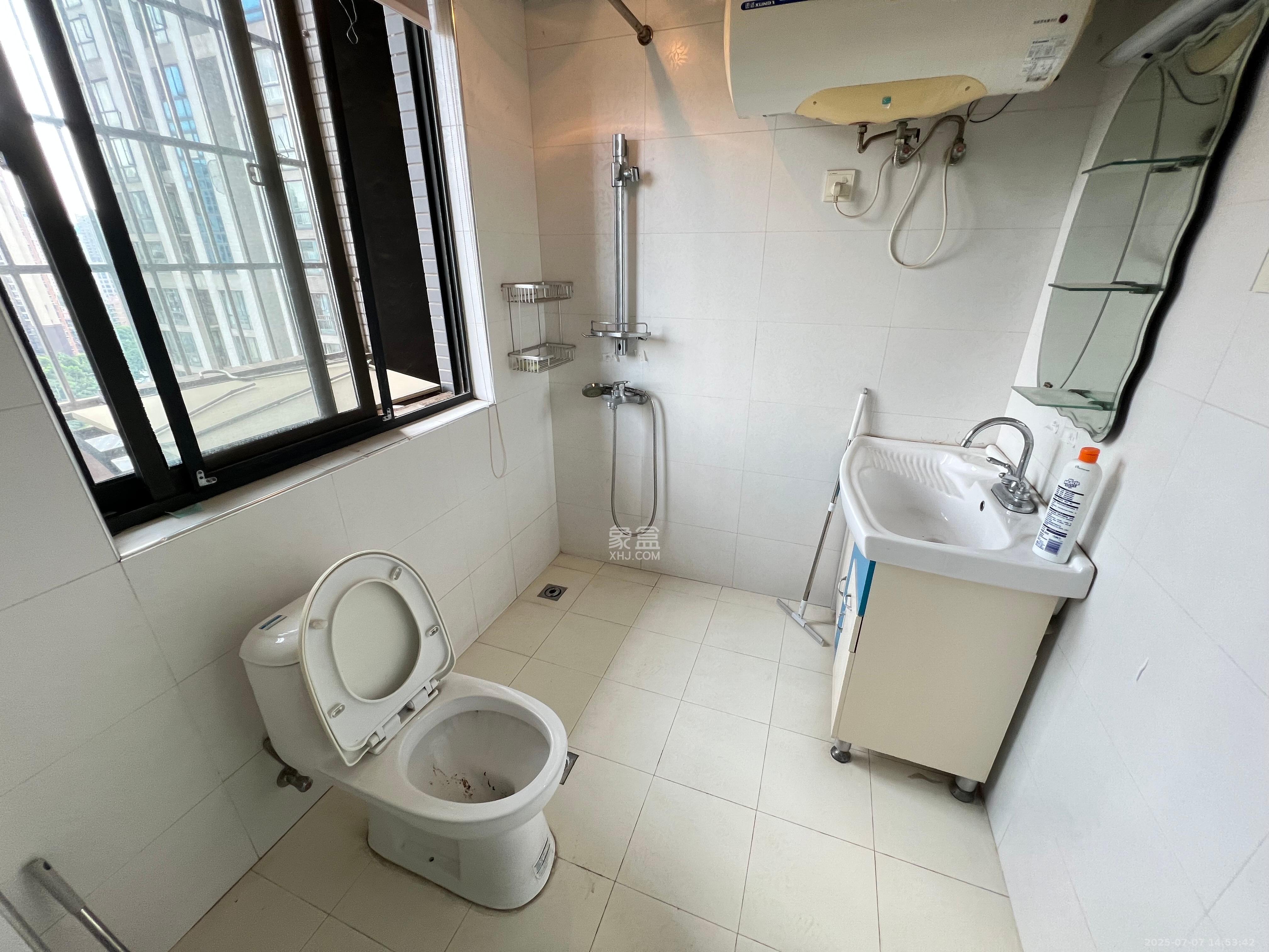 和庄  3室2厅2卫   2200.00元/月室内图