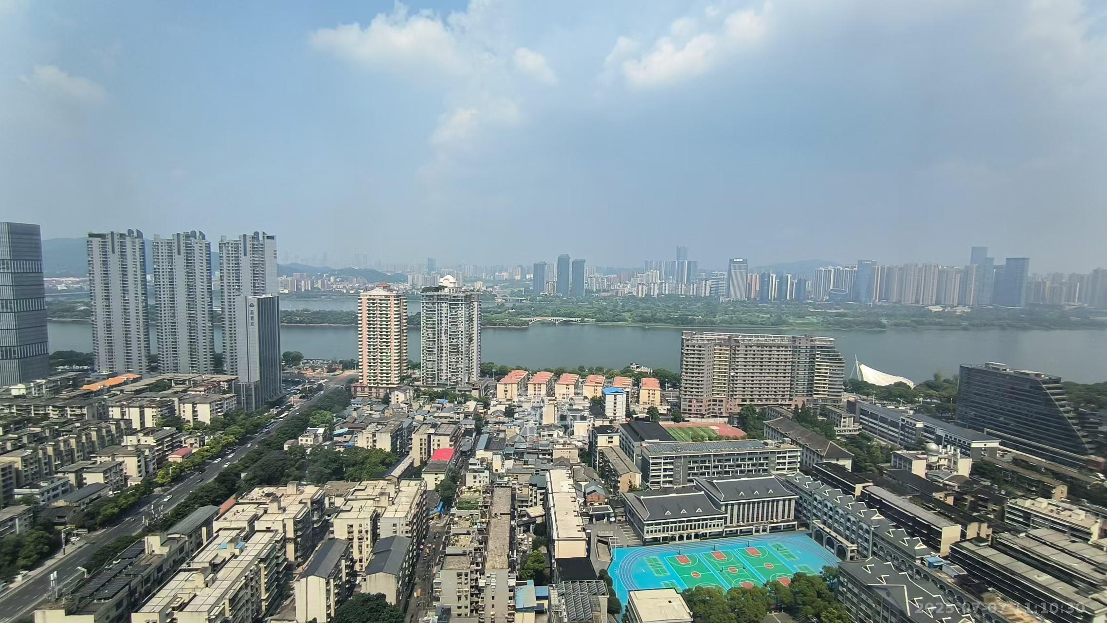 华润置地中心  1室1厅1卫    2200.0元/月 华润置地中心  1室1厅1卫    2200.0元/月