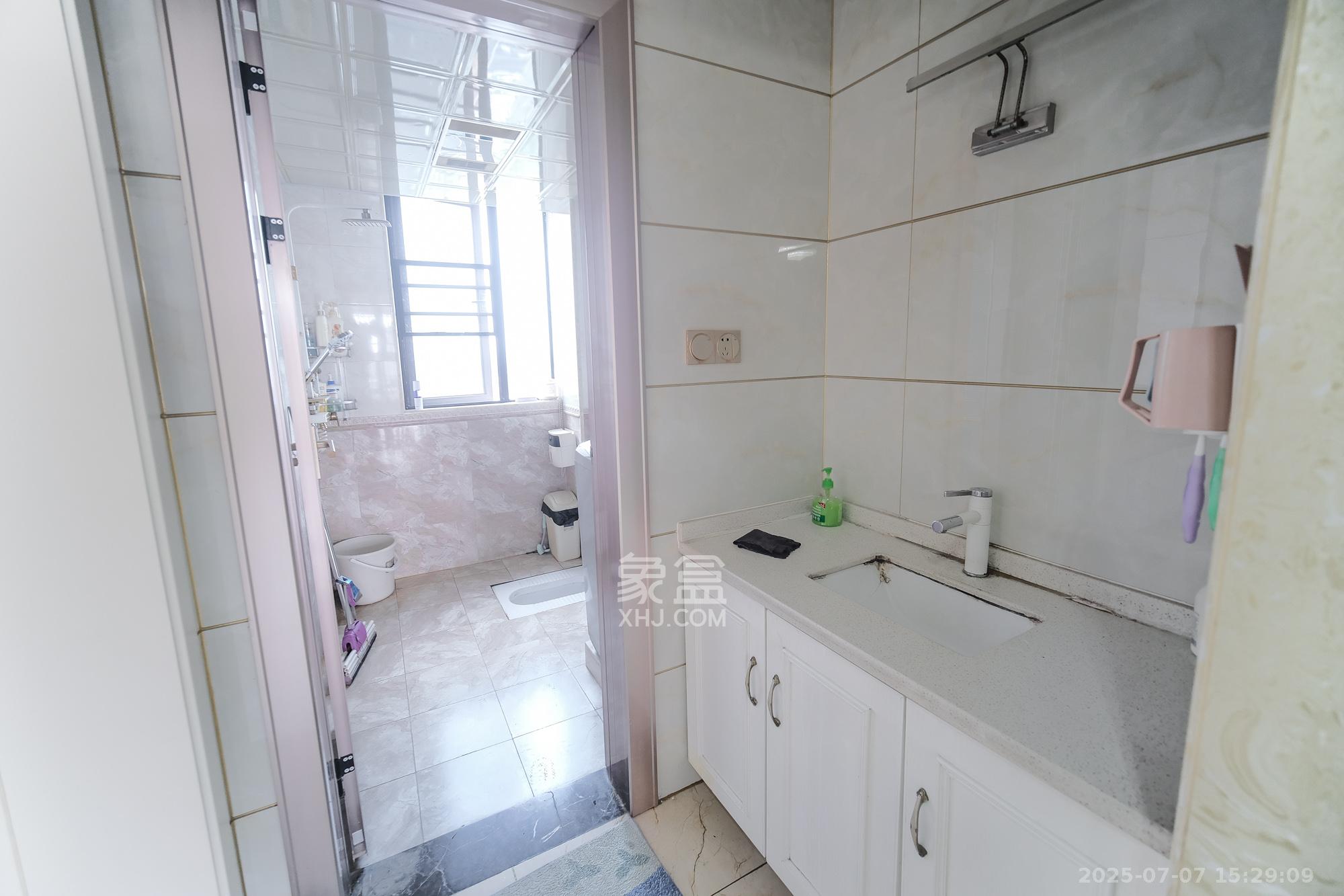 盛地春天里 4室2厅2卫 65.0万 盛地春天里 4室2厅2卫 65.0万卫生间