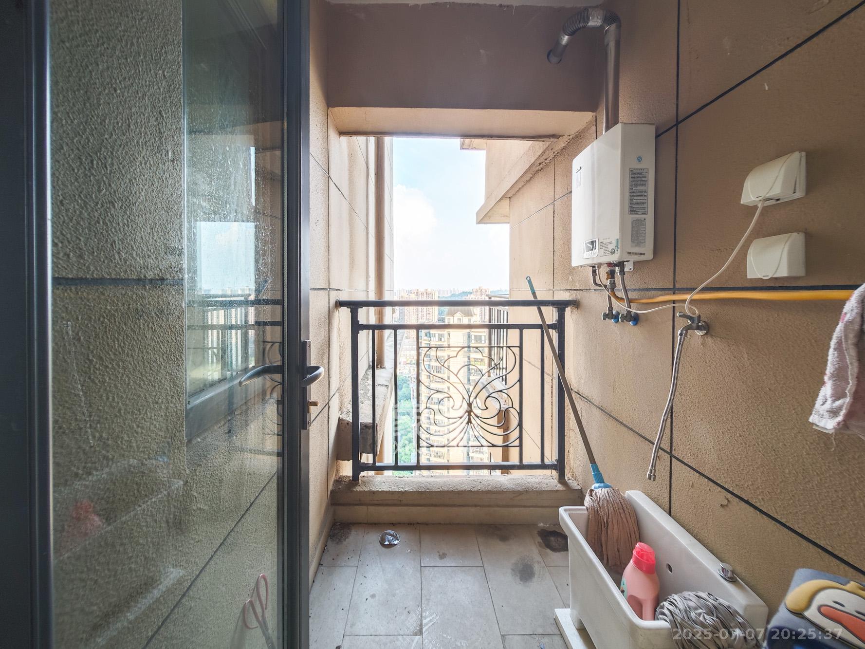 恒大御景天下城一期 3室2厅1卫 66.8万 恒大御景天下城一期 3室2厅1卫 66.8万阳台