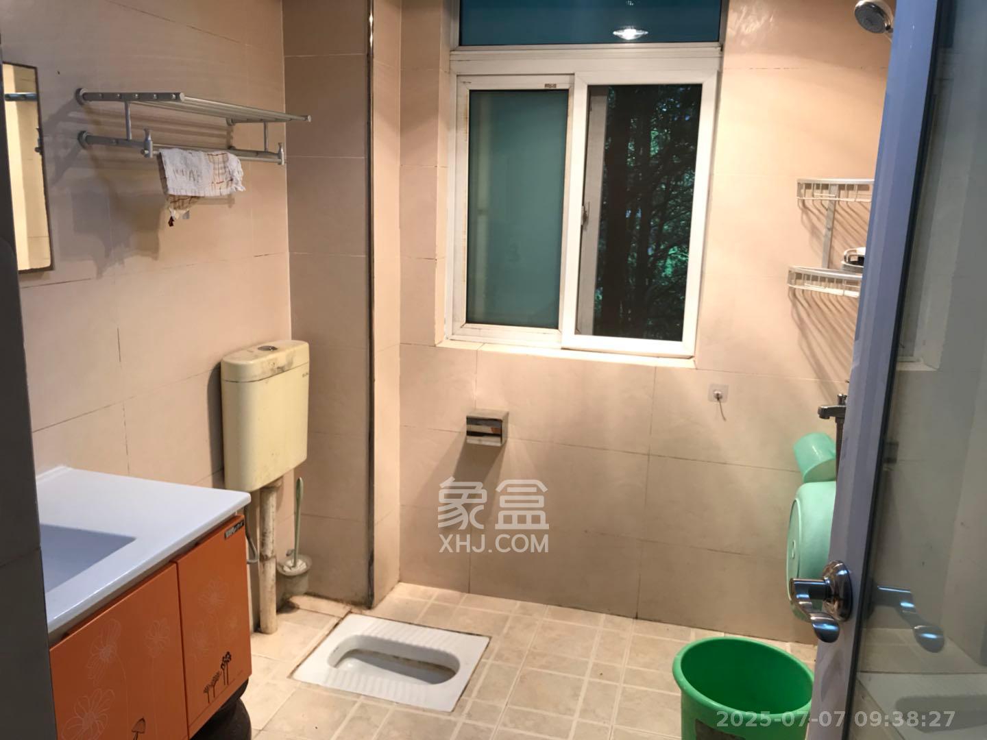 嘉盛华庭(一期、二期、三期) 2室2厅1卫 2400.0元/月 嘉盛华庭(一期、二期、三期) 2室2厅1卫 2400.0元/月室内图