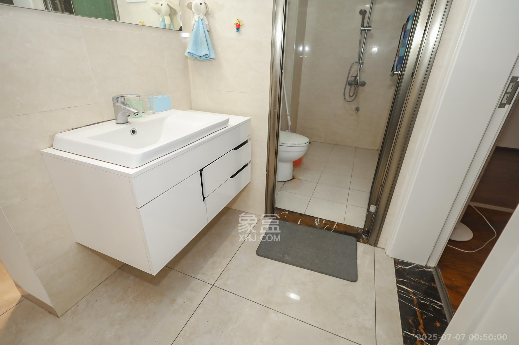 绿地中央广场 3室2厅1卫 116.00万 绿地中央广场 3室2厅1卫 116.00万卫生间