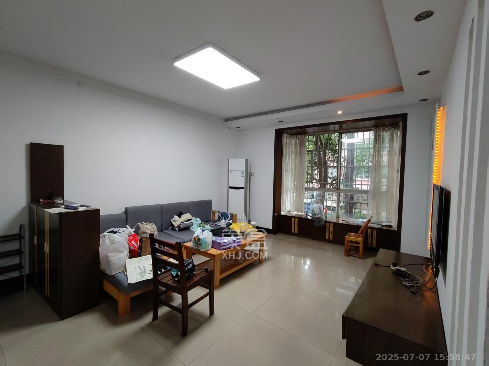 新星小区  3室2厅1卫    1800.0元/月室内图1