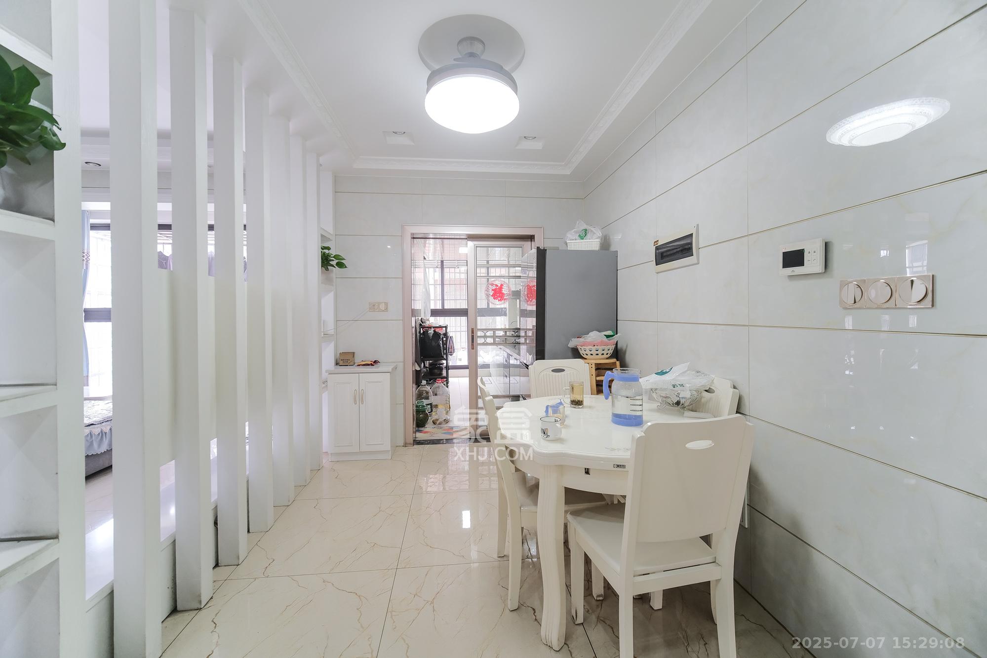 盛地春天里 4室2厅2卫 65.0万 盛地春天里 4室2厅2卫 65.0万客厅