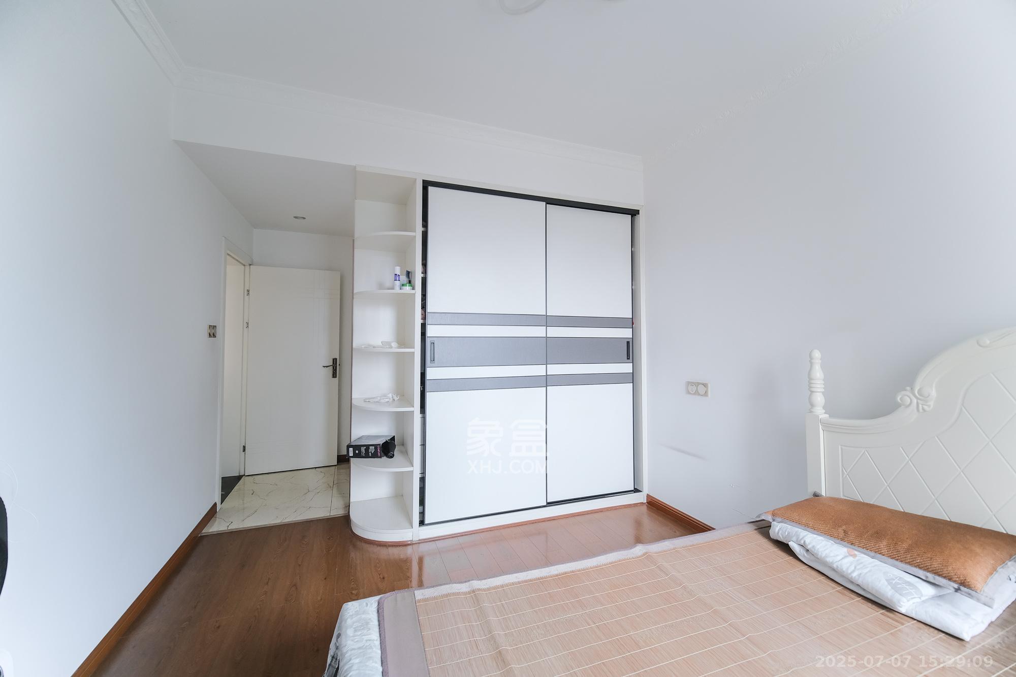 盛地春天里 4室2厅2卫 65.0万 盛地春天里 4室2厅2卫 65.0万卧室