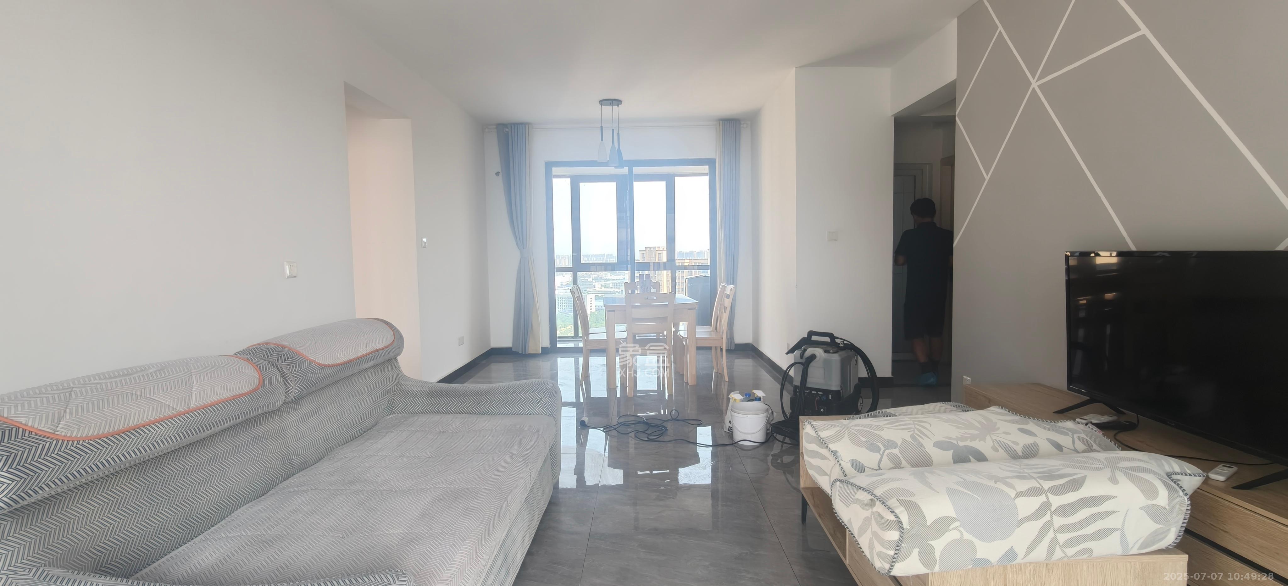 鸿海公园里  3室2厅2卫    1800.0元/月 鸿海公园里  3室2厅2卫    1800.0元/月室内图