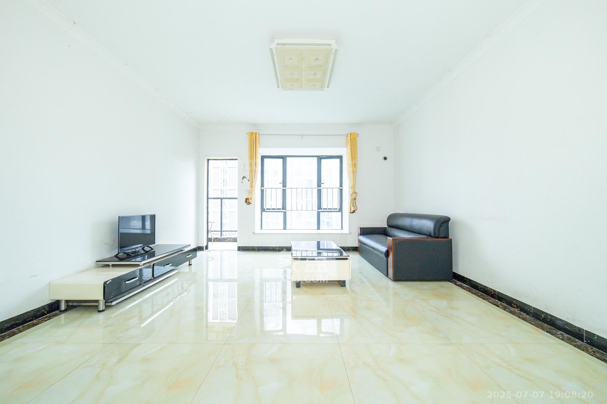 蓝山郡  4室2厅1卫    89.8万 蓝山郡  4室2厅1卫    89.8万客厅