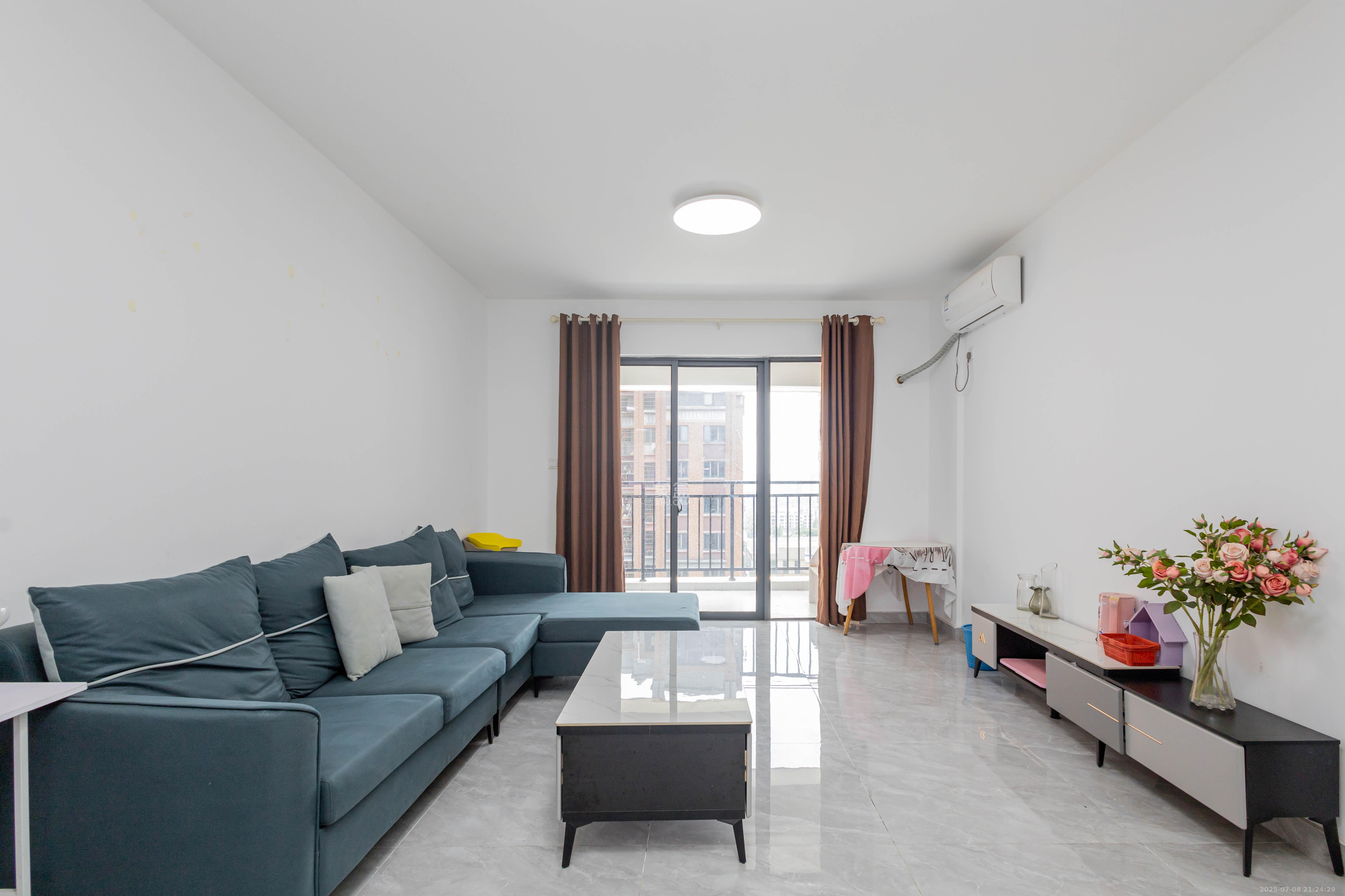 东业上城嘉苑(晟悦国际) 4室2厅2卫 84.0万 东业上城嘉苑(晟悦国际) 4室2厅2卫 84.0万客厅