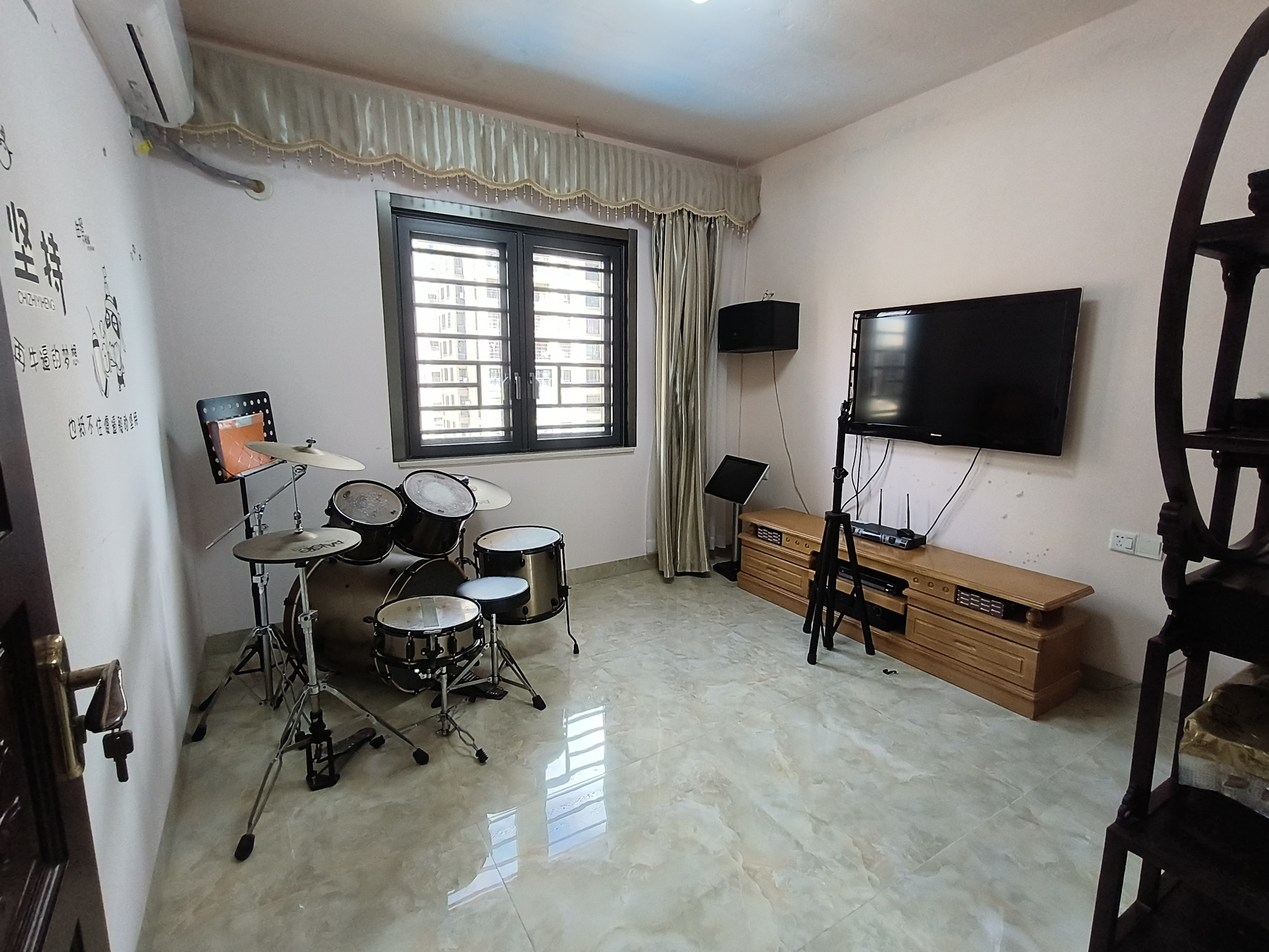 江畔人家  3室2厅1卫    329.0万 江畔人家  3室2厅1卫    329.0万客厅