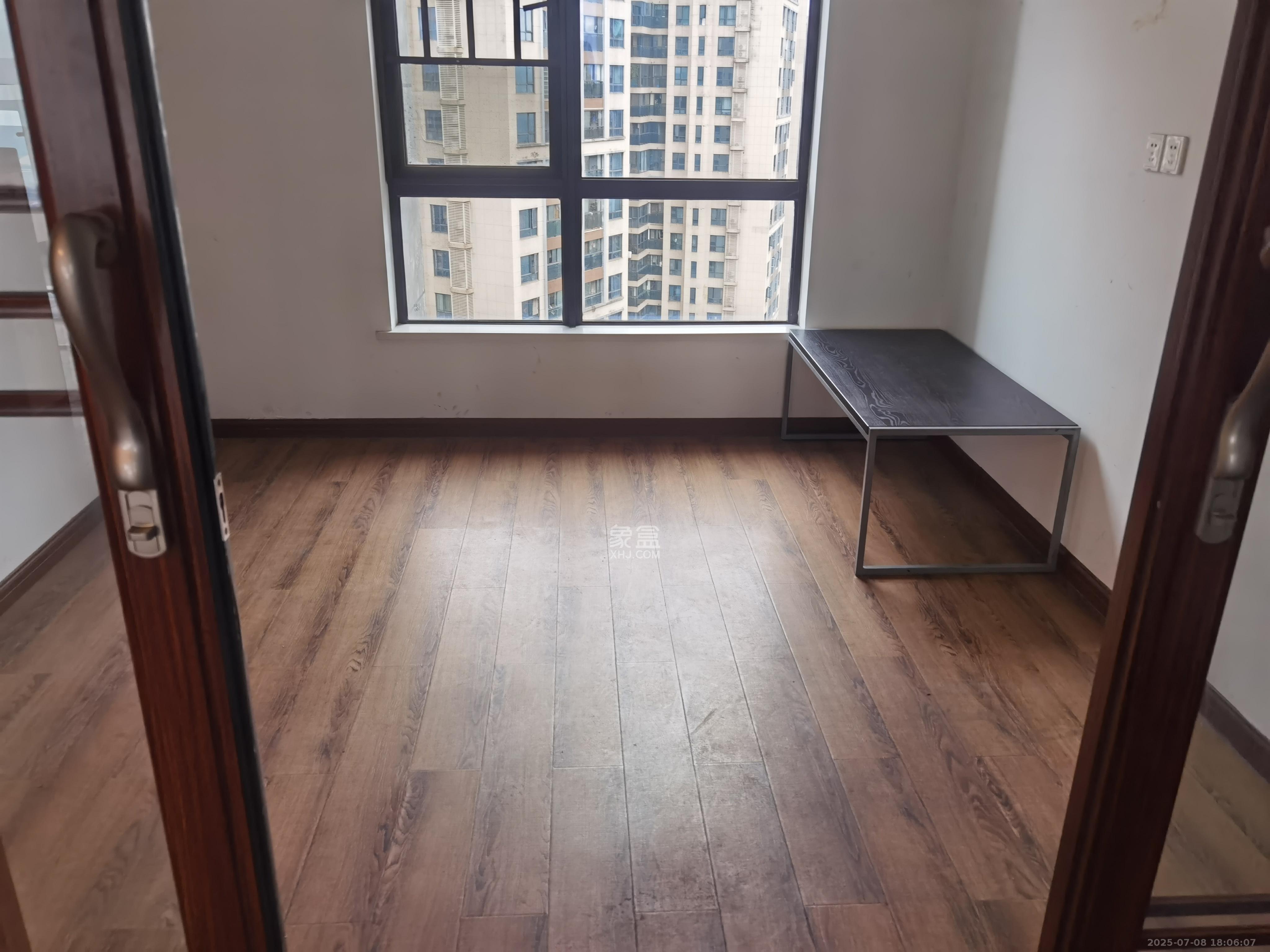 达美D6区  4室2厅2卫   3500.00元/月室内图