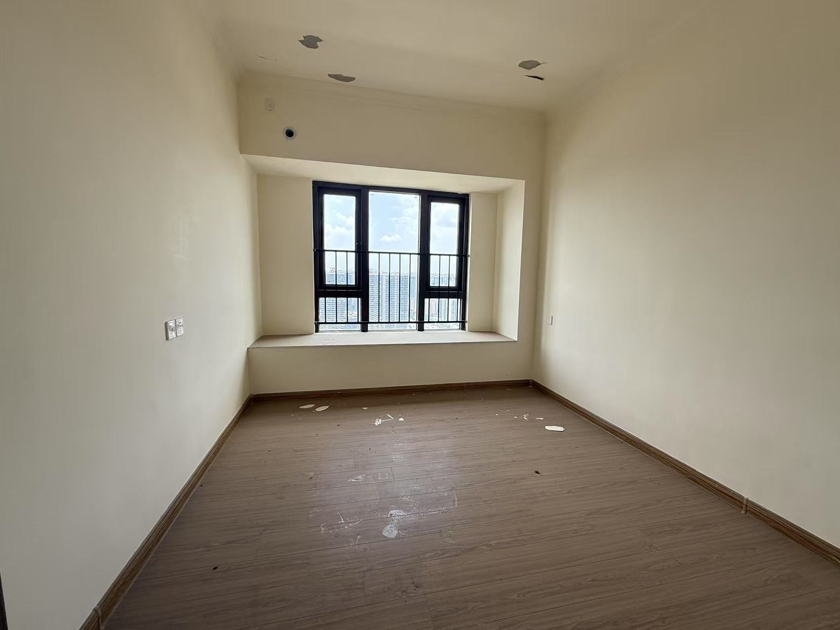 华耀碧桂园十里江湾誉峯 3室2厅2卫 2500.0元/月 华耀碧桂园十里江湾誉峯 3室2厅2卫 2500.0元/月室内图