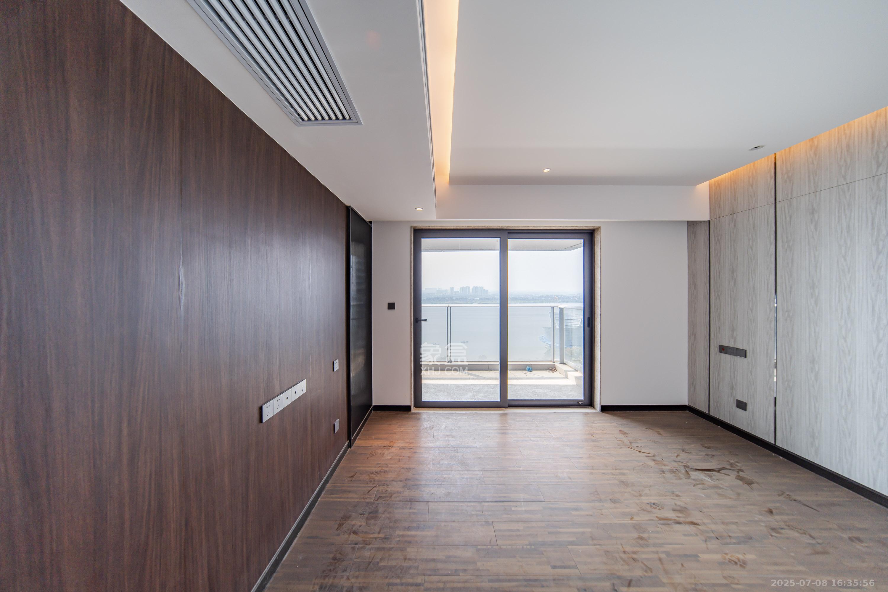 珠江颐德公馆  4室2厅3卫    388.0万 珠江颐德公馆  4室2厅3卫    388.0万卧室