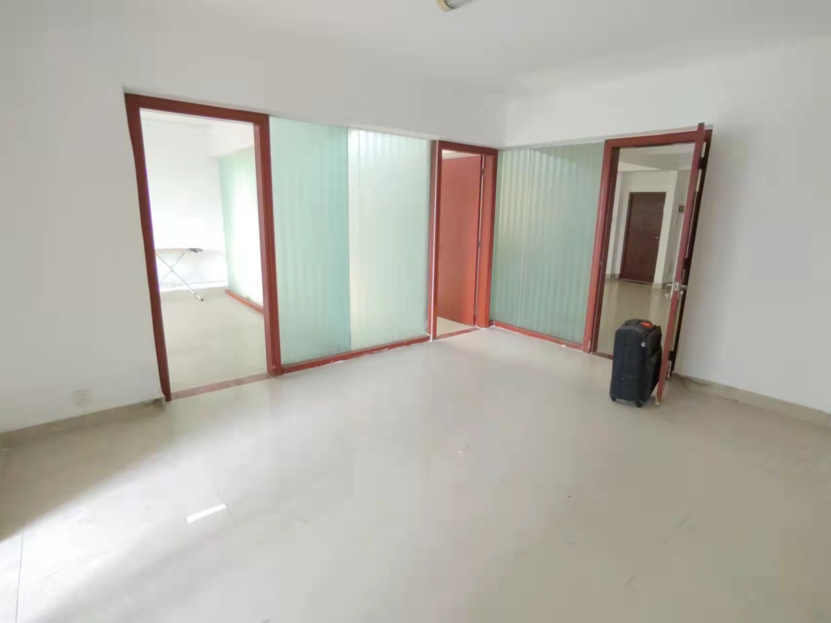 宝华海景 4室2厅2卫 4300.0元/月 宝华海景 4室2厅2卫 4300.0元/月室内图