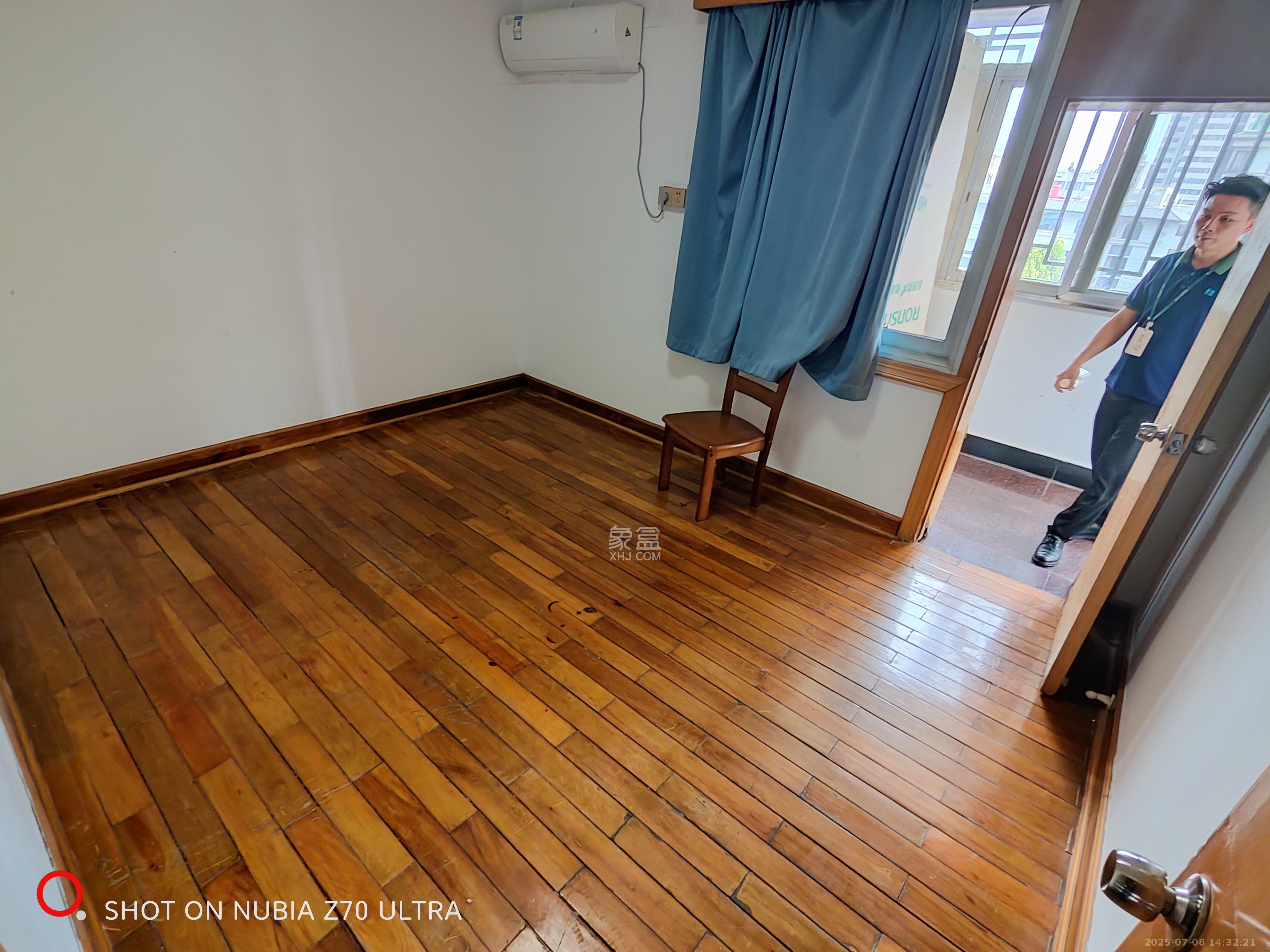 西湖新村  3室2厅1卫   2400.00元/月室内图