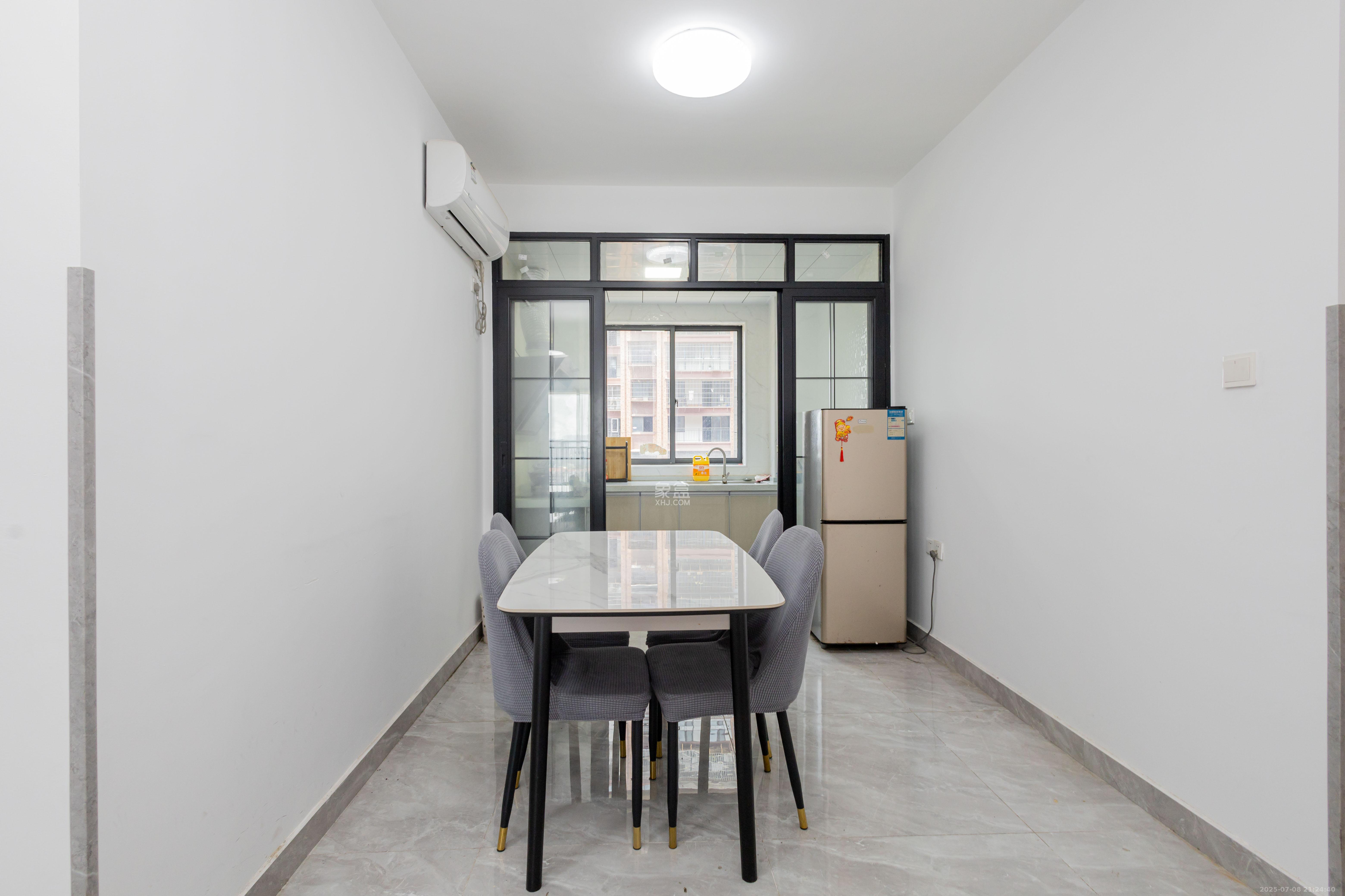 东业上城嘉苑(晟悦国际) 4室2厅2卫 84.0万 东业上城嘉苑(晟悦国际) 4室2厅2卫 84.0万客厅