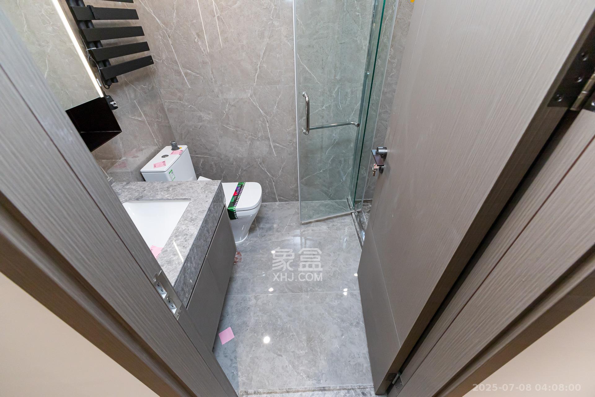 嘉臣道  4室2厅2卫    277.0万卫生间