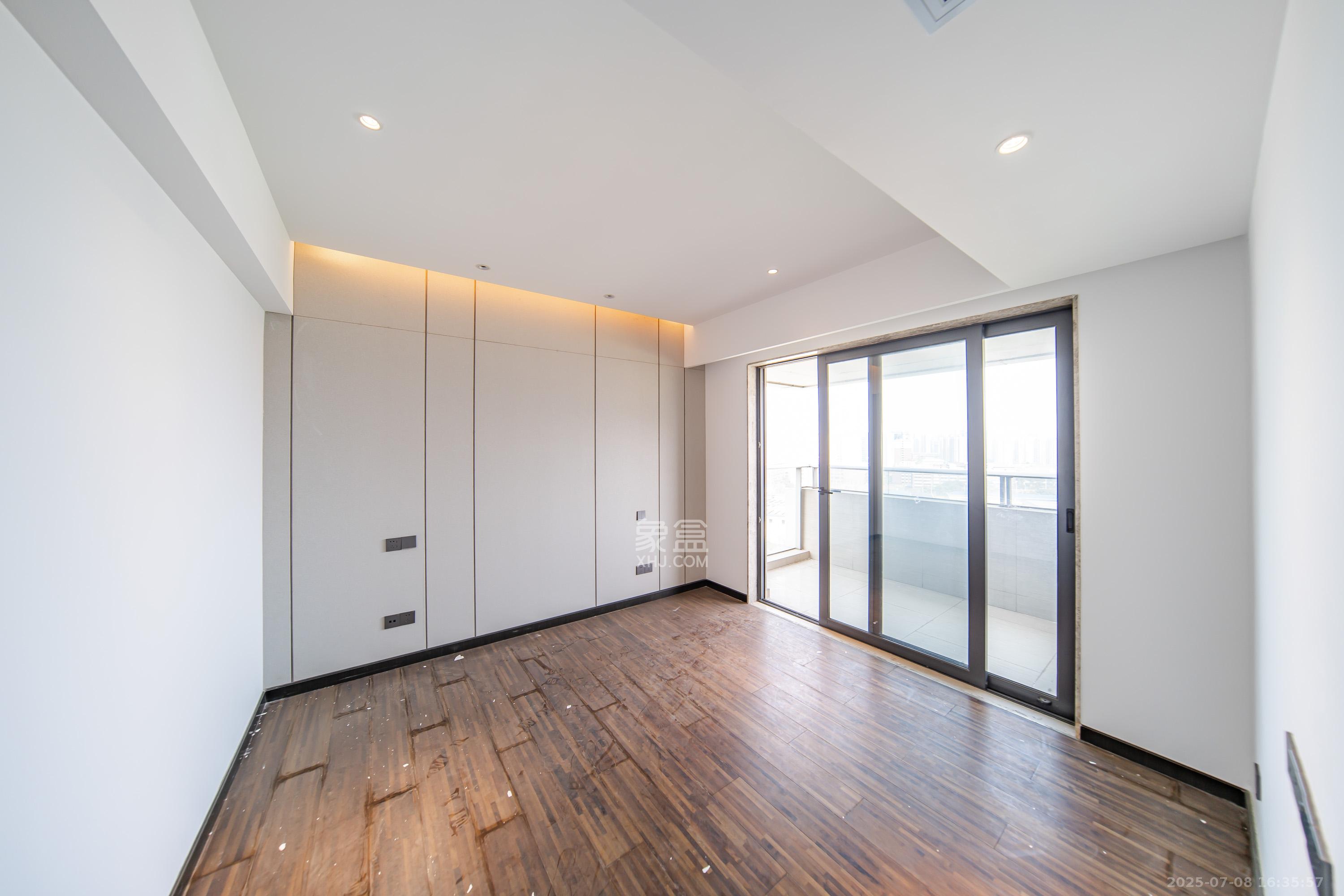 珠江颐德公馆  4室2厅3卫    388.0万 珠江颐德公馆  4室2厅3卫    388.0万卧室