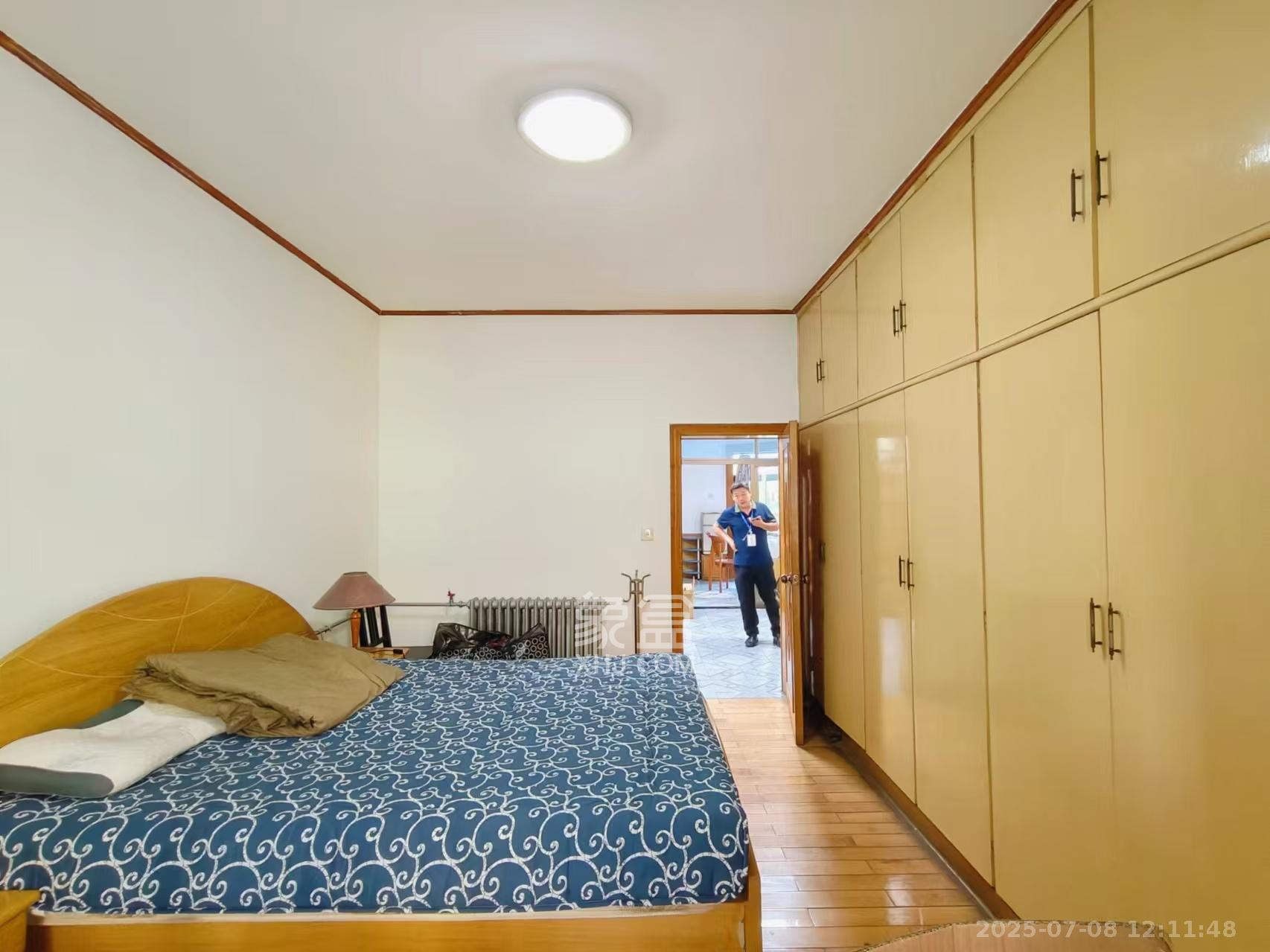 省政府机关二院 4室1厅1卫 3500.0元/月 省政府机关二院 4室1厅1卫 3500.0元/月室内图