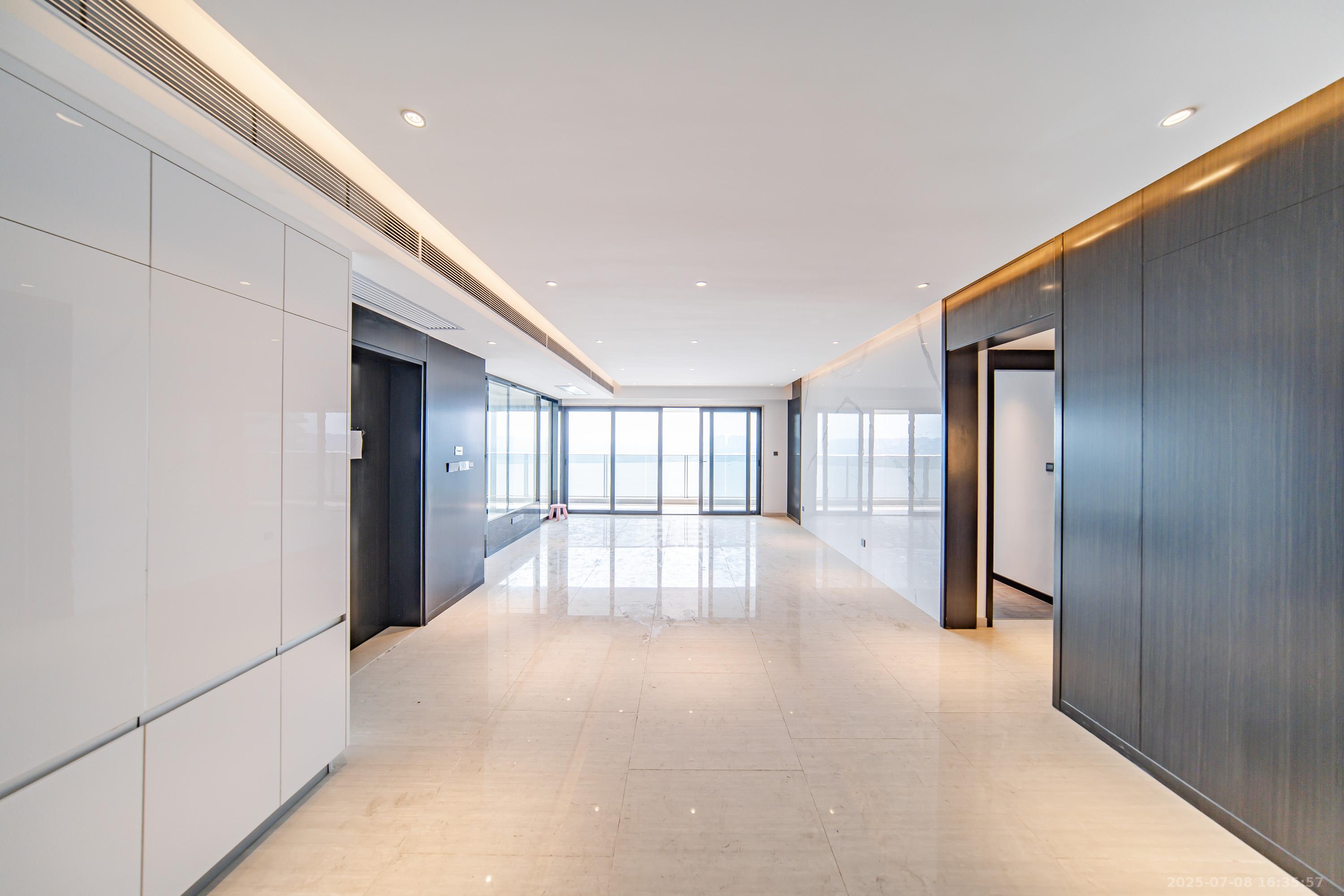 珠江颐德公馆  4室2厅3卫    388.0万 珠江颐德公馆  4室2厅3卫    388.0万客厅