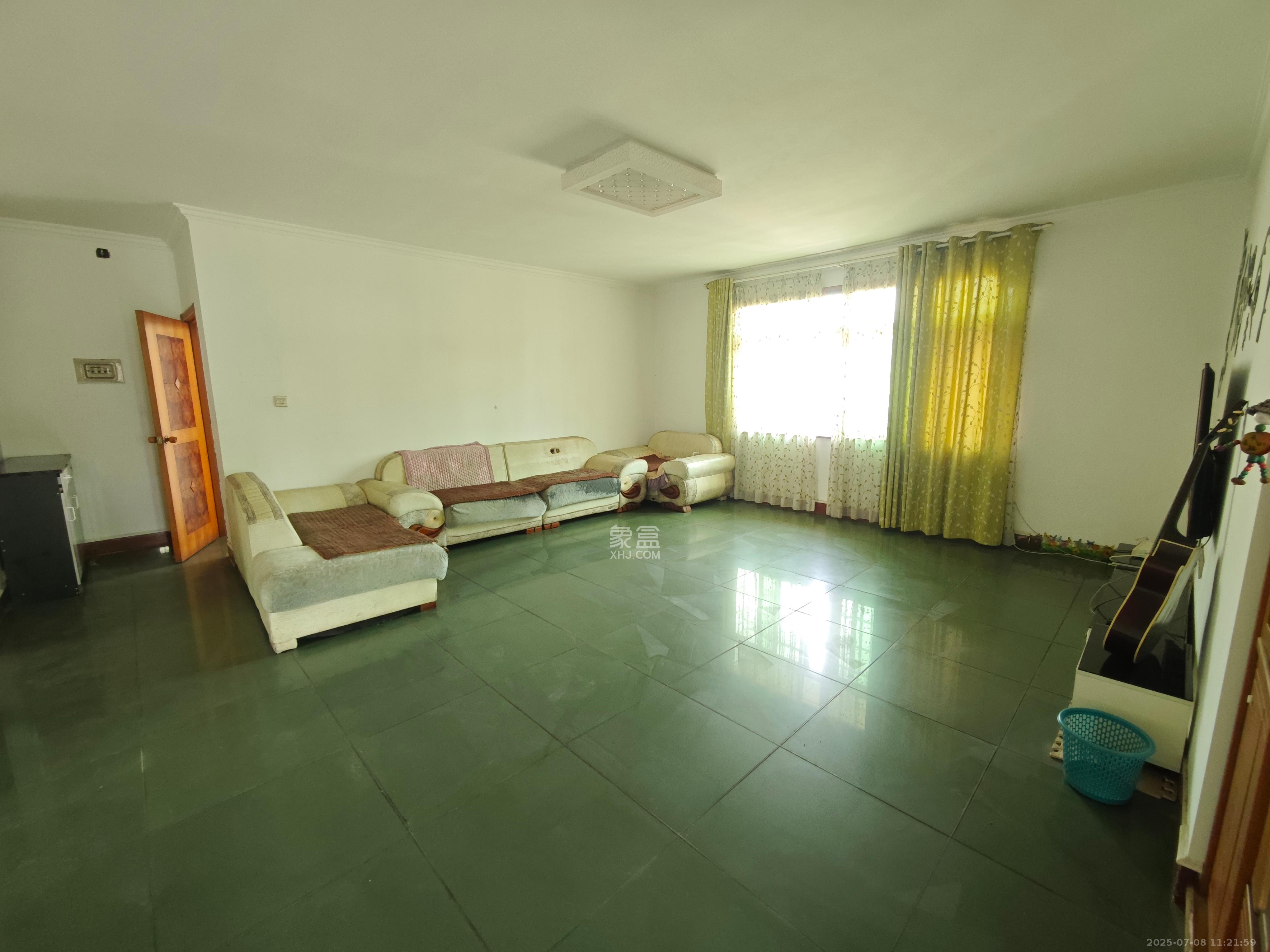 轻化公司宿舍向东南6号(产权南湖路46号)  3室2厅1卫    1200.0元/月 轻化公司宿舍向东南6号(产权南湖路46号)  3室2厅1卫    1200.0元/月室内图