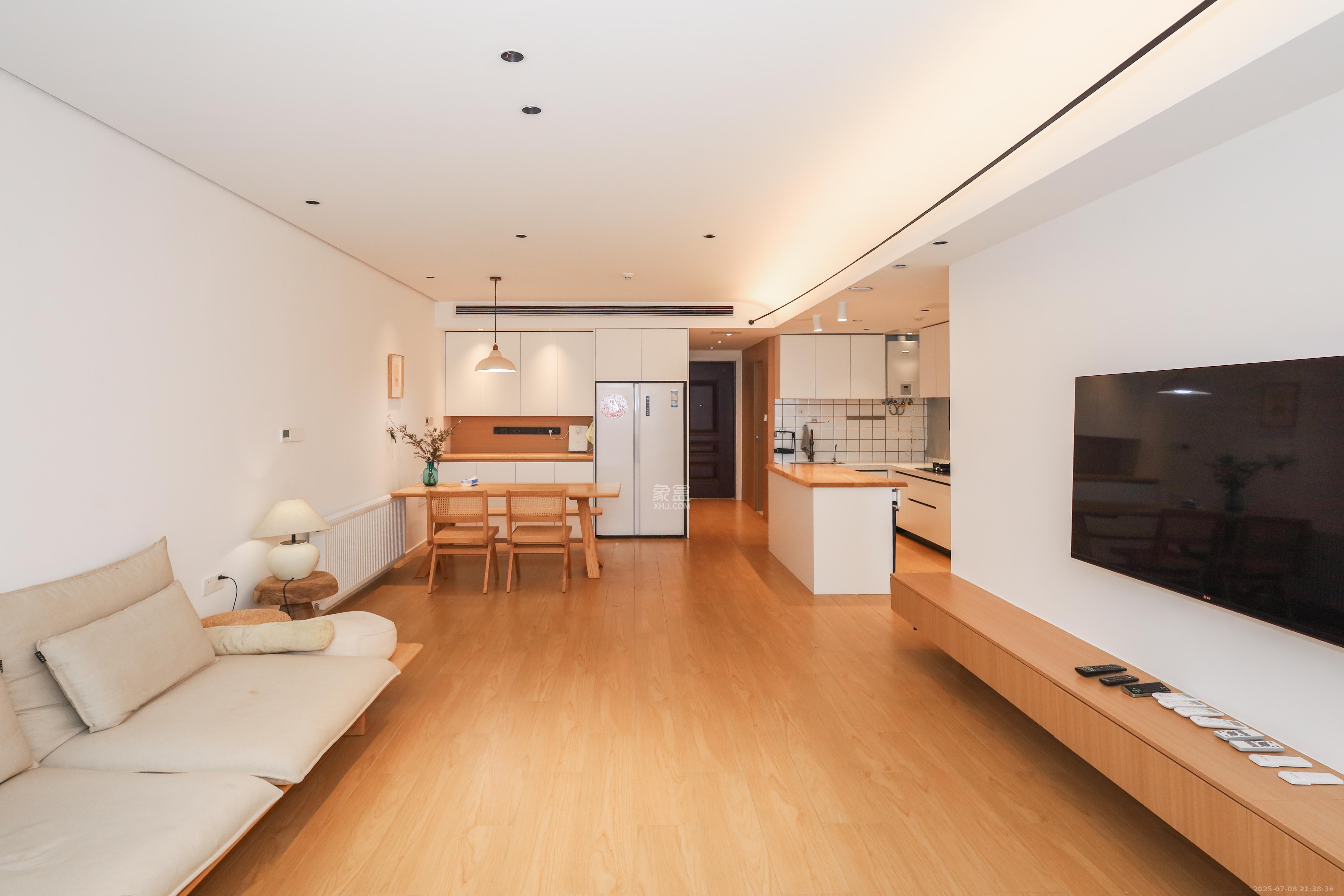建发央著  4室2厅2卫    235.0万客厅