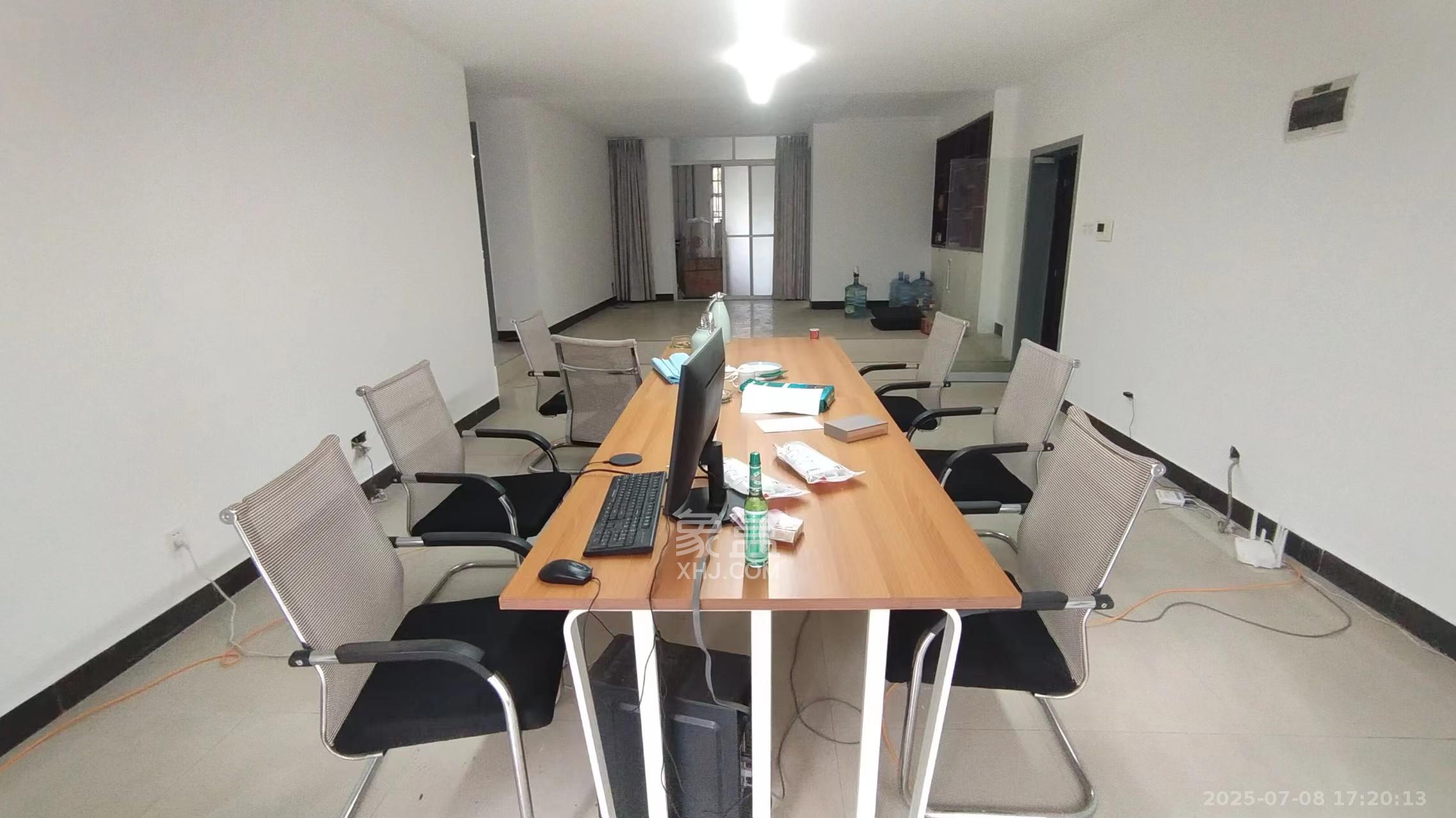 银港水晶城  4室2厅1卫    3300.0元/月 银港水晶城  4室2厅1卫    3300.0元/月室内图