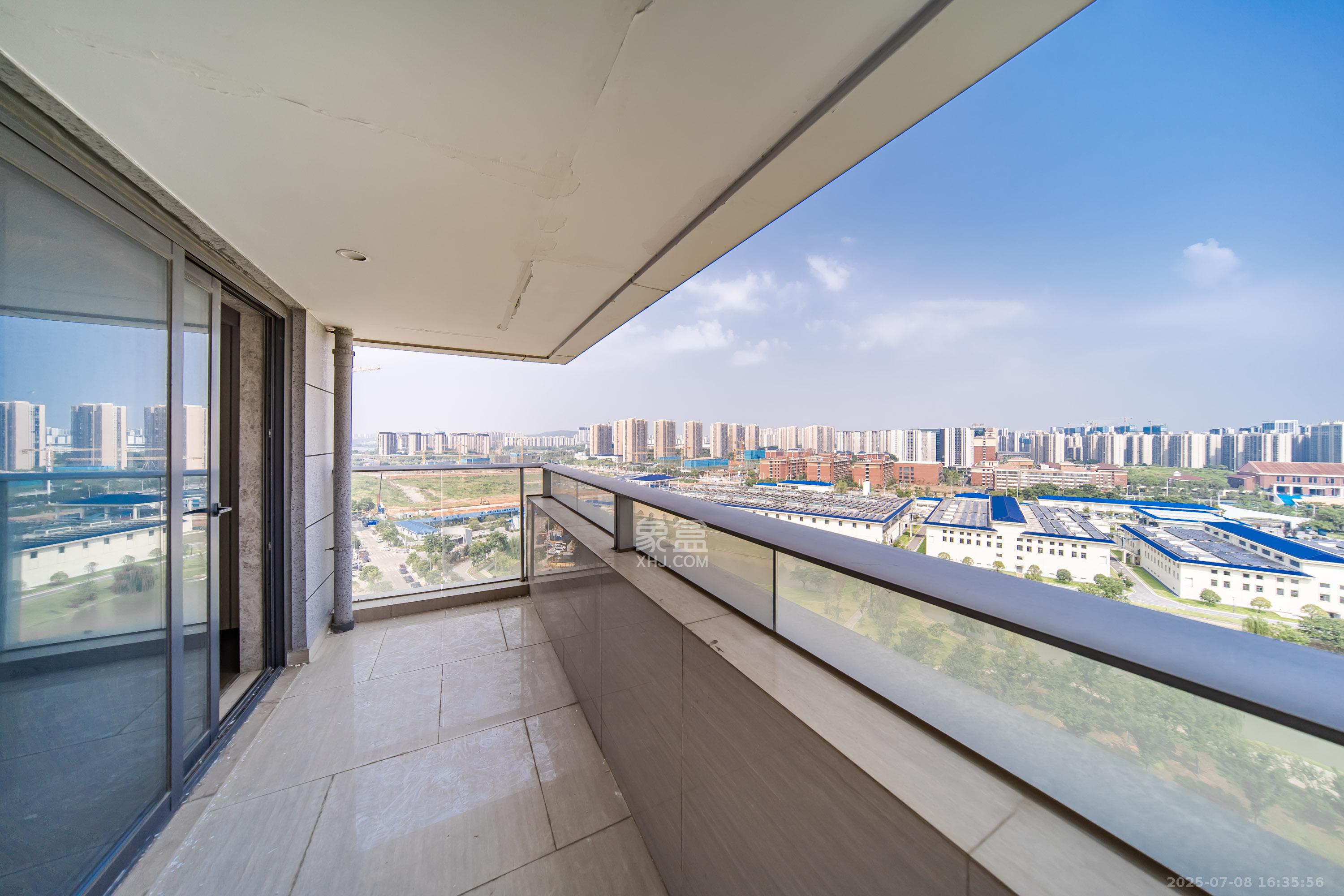 珠江颐德公馆  4室2厅3卫    388.0万 珠江颐德公馆  4室2厅3卫    388.0万阳台