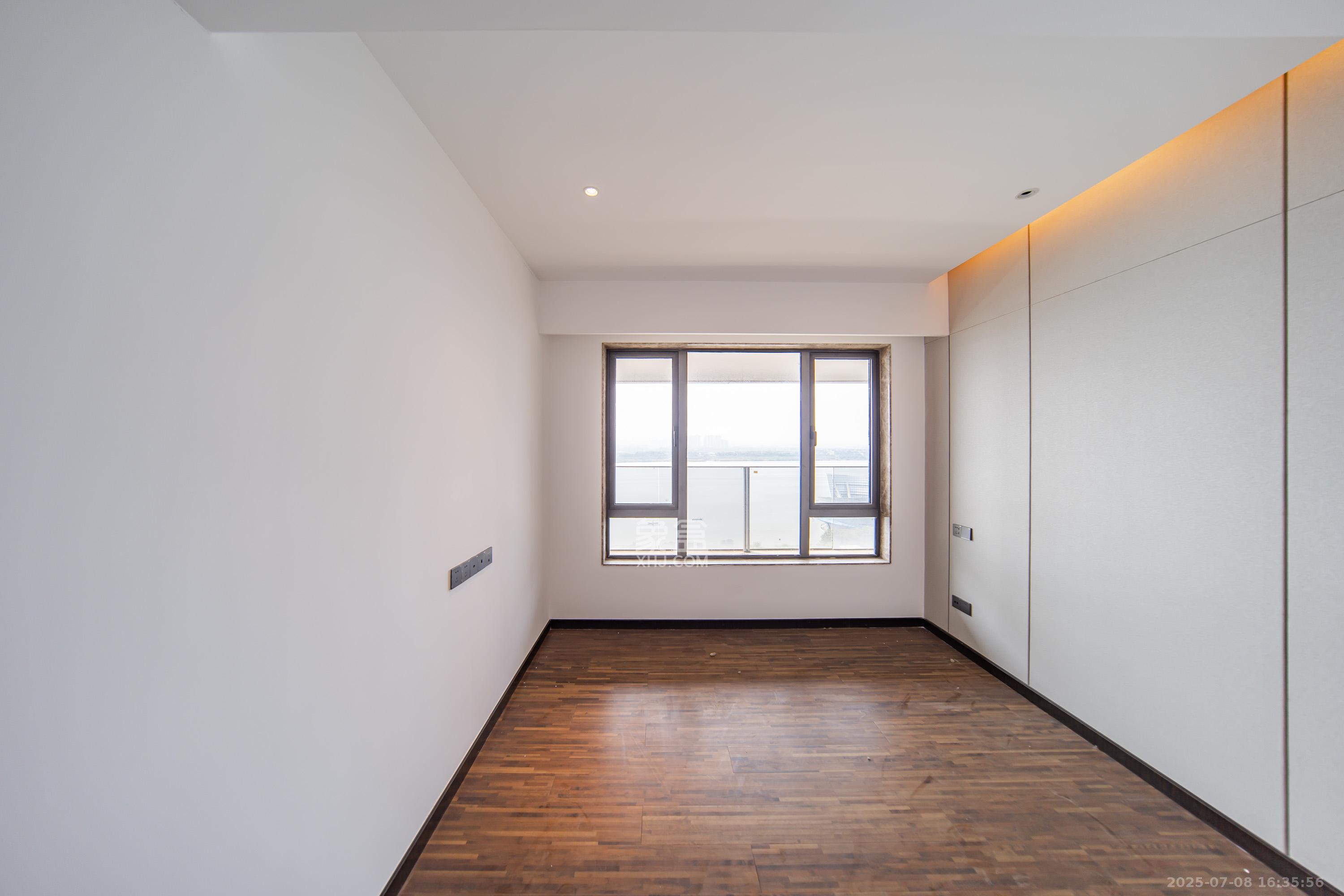 珠江颐德公馆  4室2厅3卫    388.0万 珠江颐德公馆  4室2厅3卫    388.0万卧室