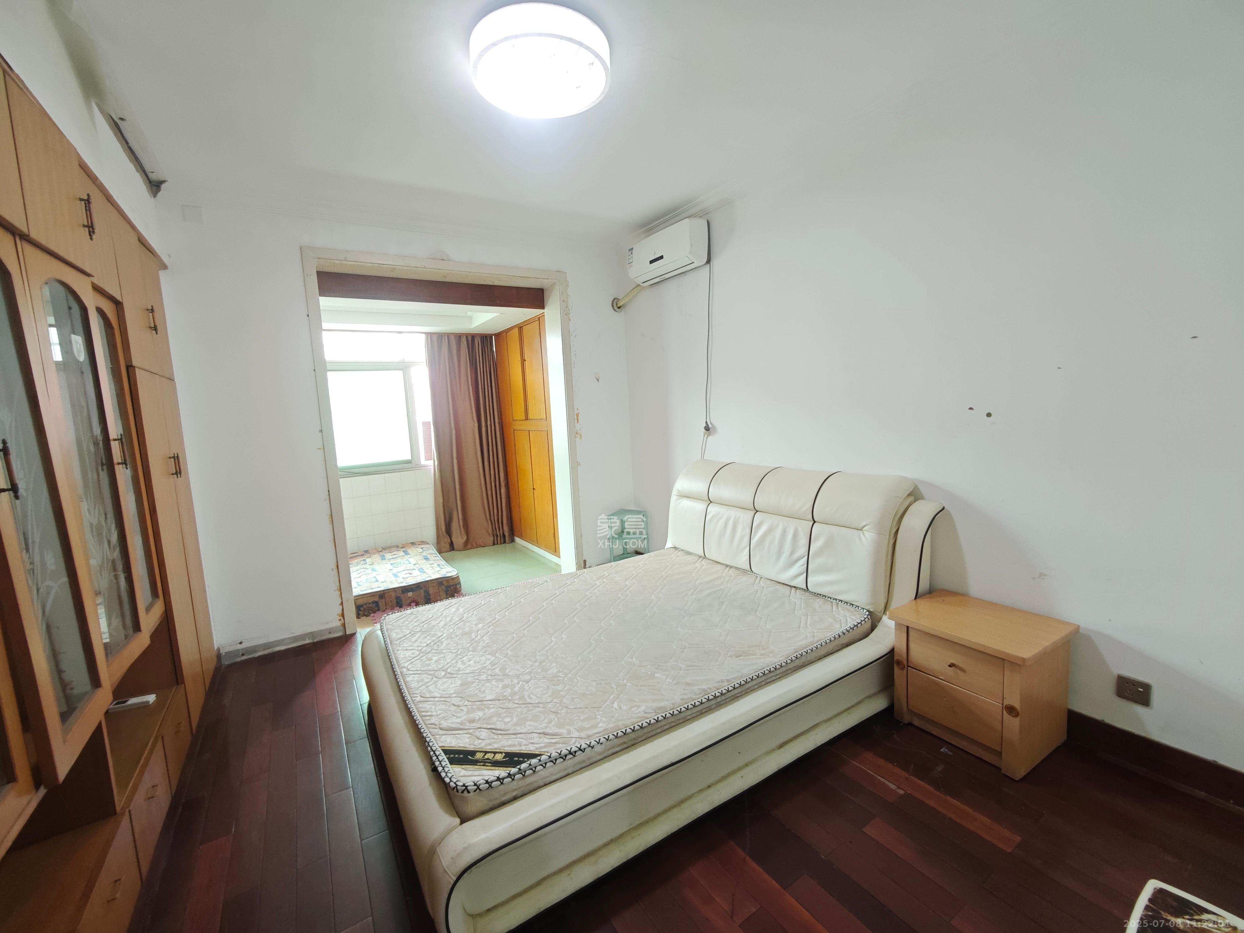 轻化公司宿舍向东南6号(产权南湖路46号)  3室2厅1卫    1200.0元/月 轻化公司宿舍向东南6号(产权南湖路46号)  3室2厅1卫    1200.0元/月室内图