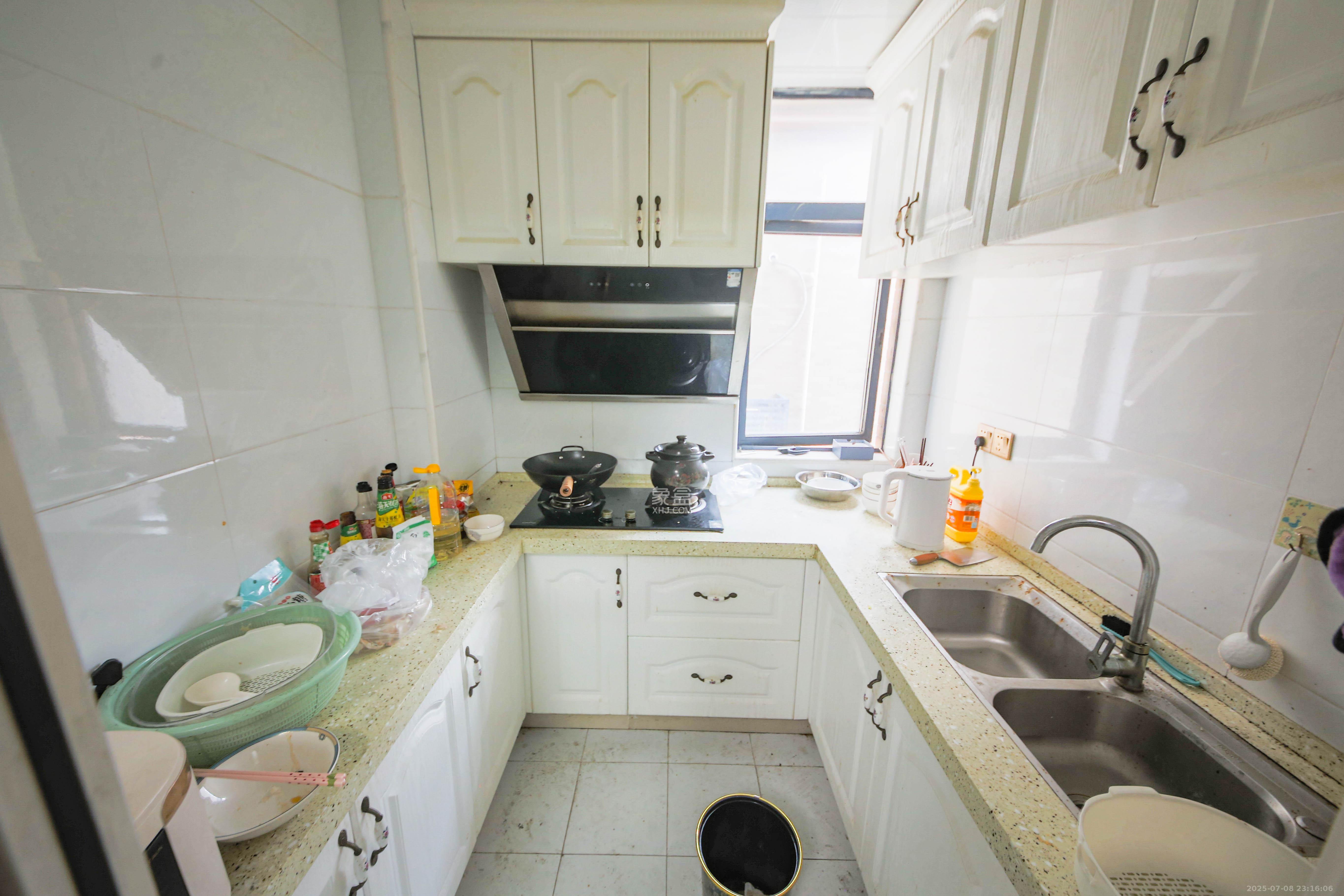 中南红领邦(红星嘉和苑)  3室2厅2卫    75.0万 中南红领邦(红星嘉和苑)  3室2厅2卫    75.0万厨房