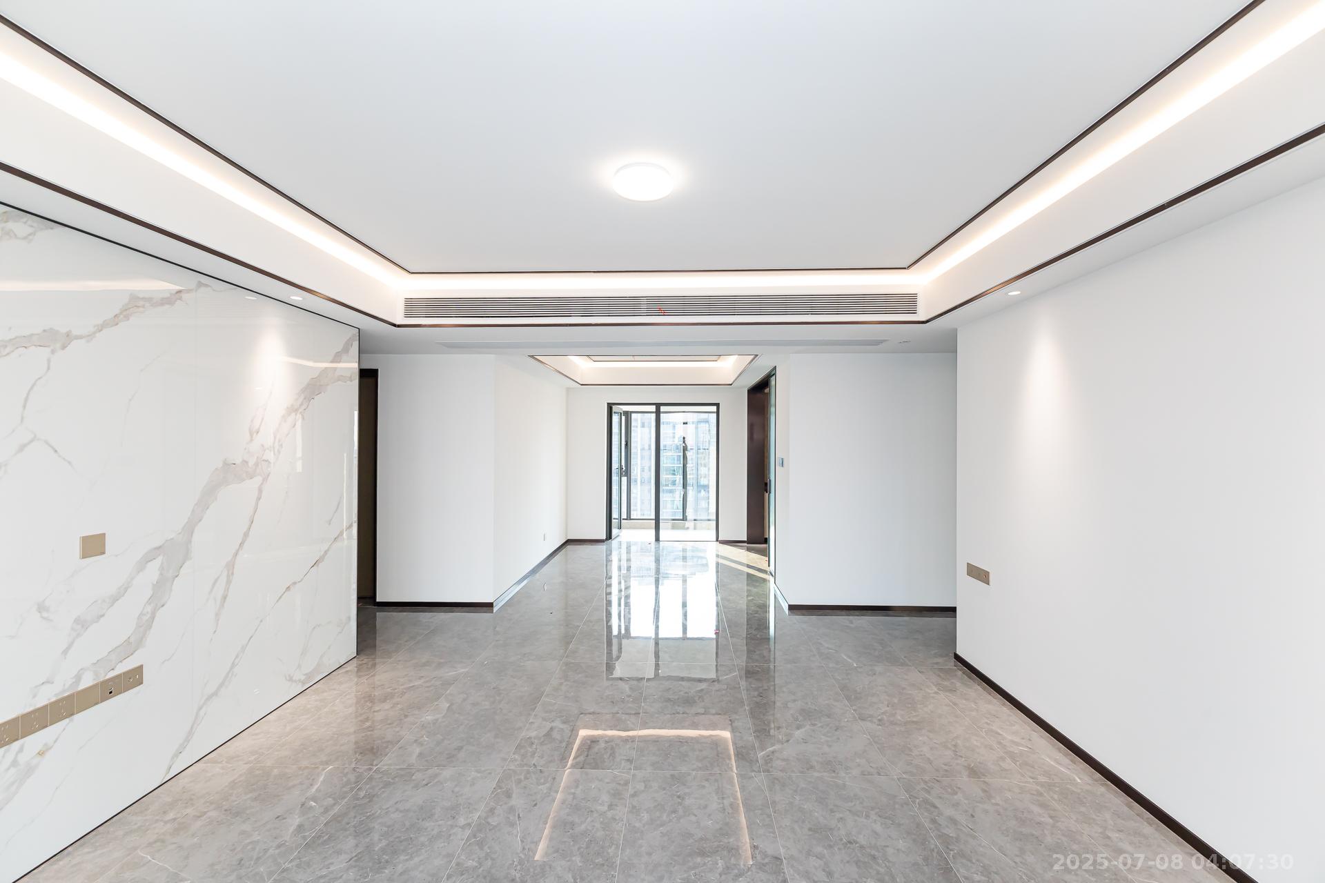 嘉臣道  4室2厅2卫    277.0万客厅