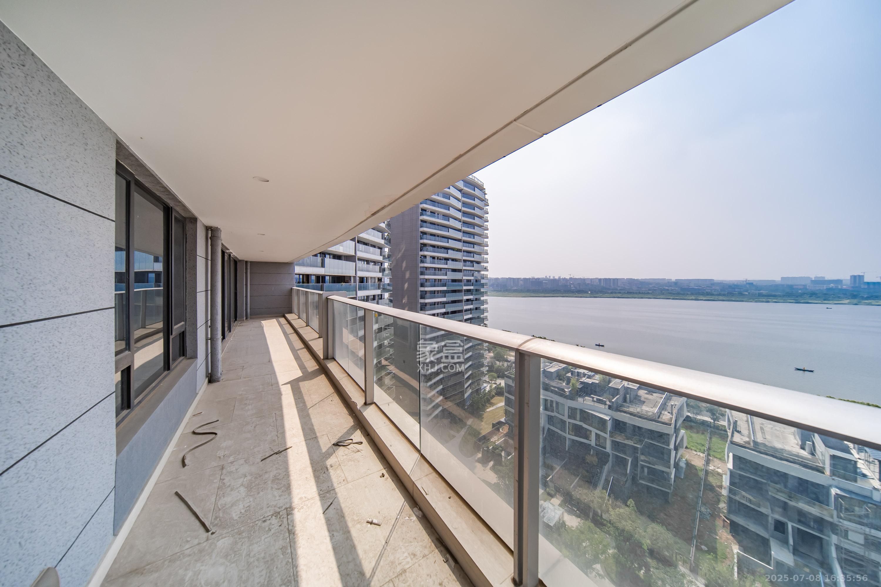 珠江颐德公馆  4室2厅3卫    388.0万 珠江颐德公馆  4室2厅3卫    388.0万阳台