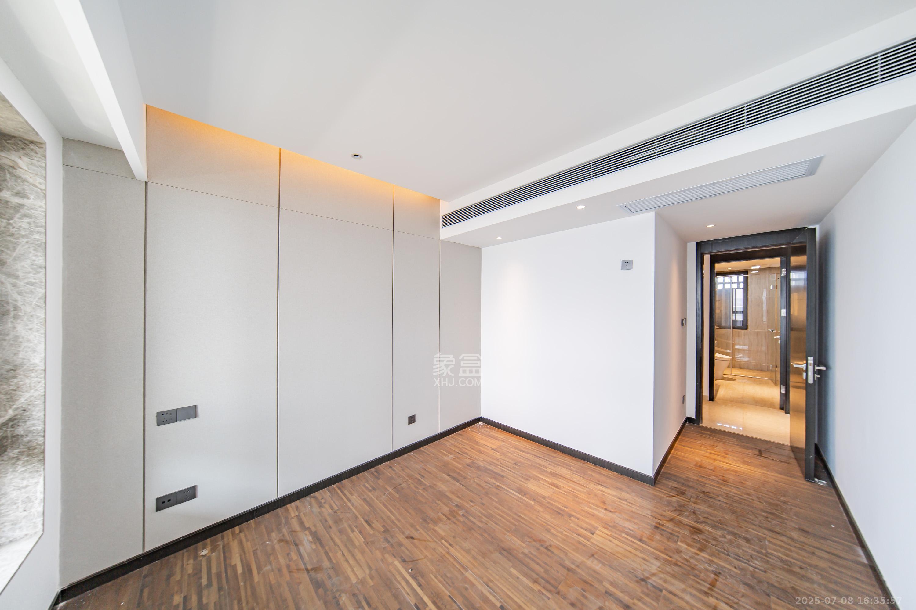 珠江颐德公馆  4室2厅3卫    388.0万 珠江颐德公馆  4室2厅3卫    388.0万卧室