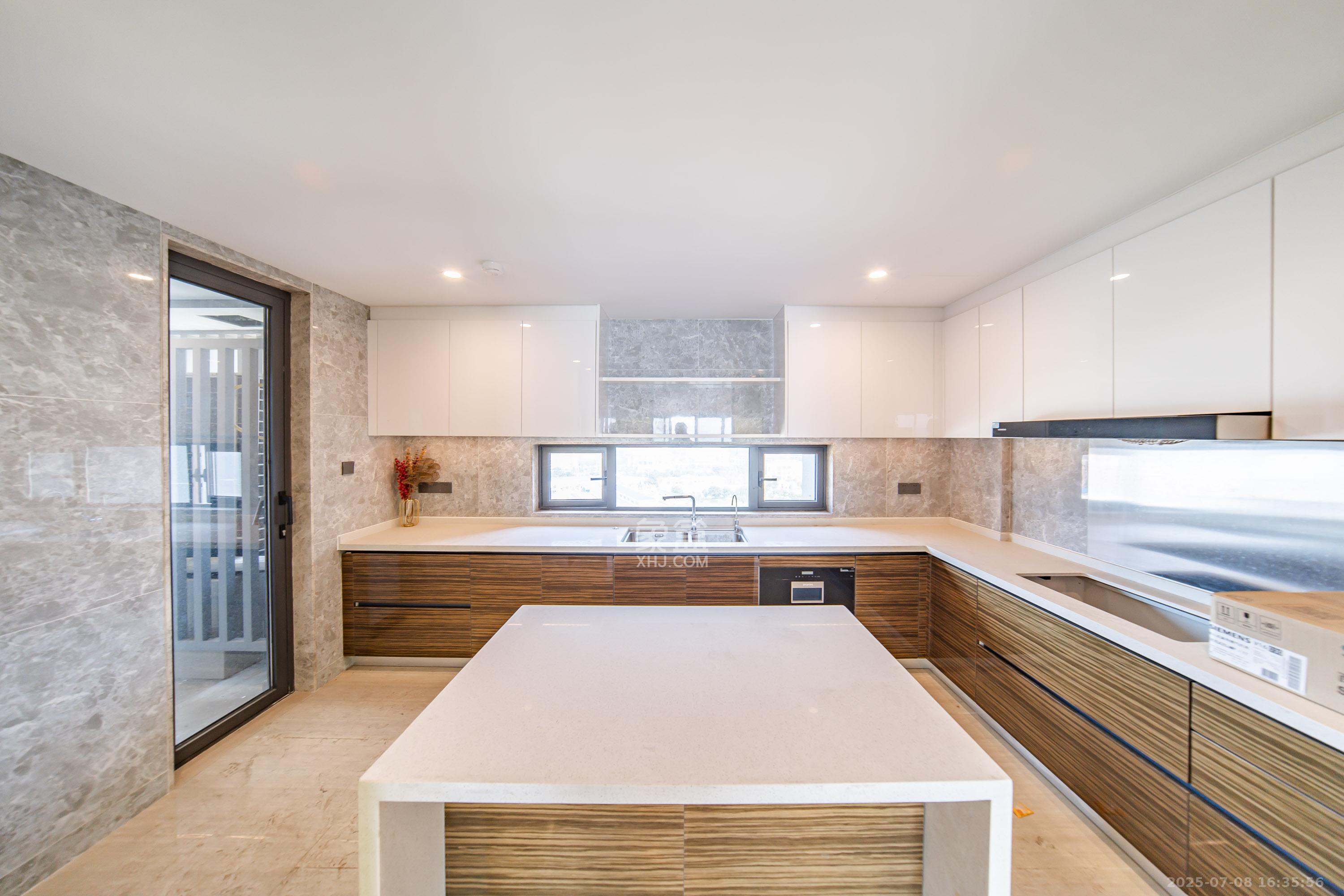 珠江颐德公馆  4室2厅3卫    388.0万 珠江颐德公馆  4室2厅3卫    388.0万厨房