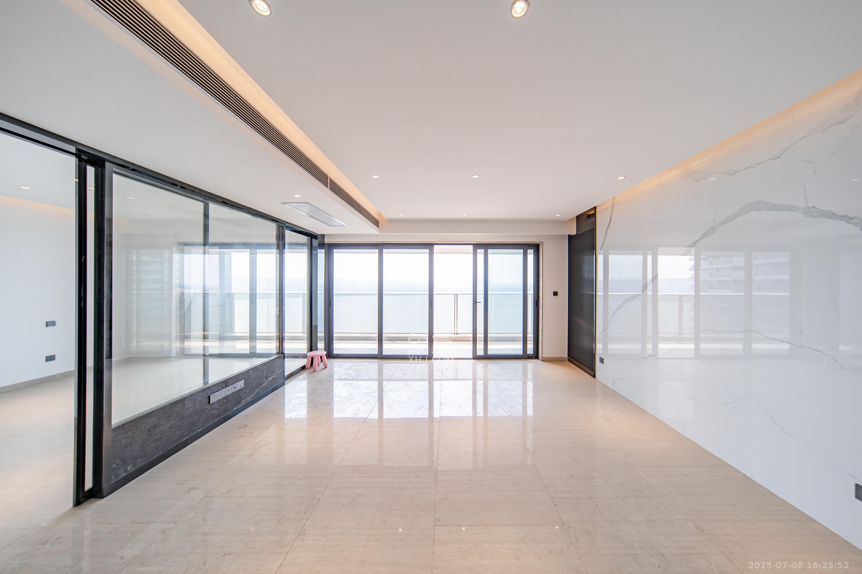 珠江颐德公馆  4室2厅3卫    388.0万 珠江颐德公馆  4室2厅3卫    388.0万客厅