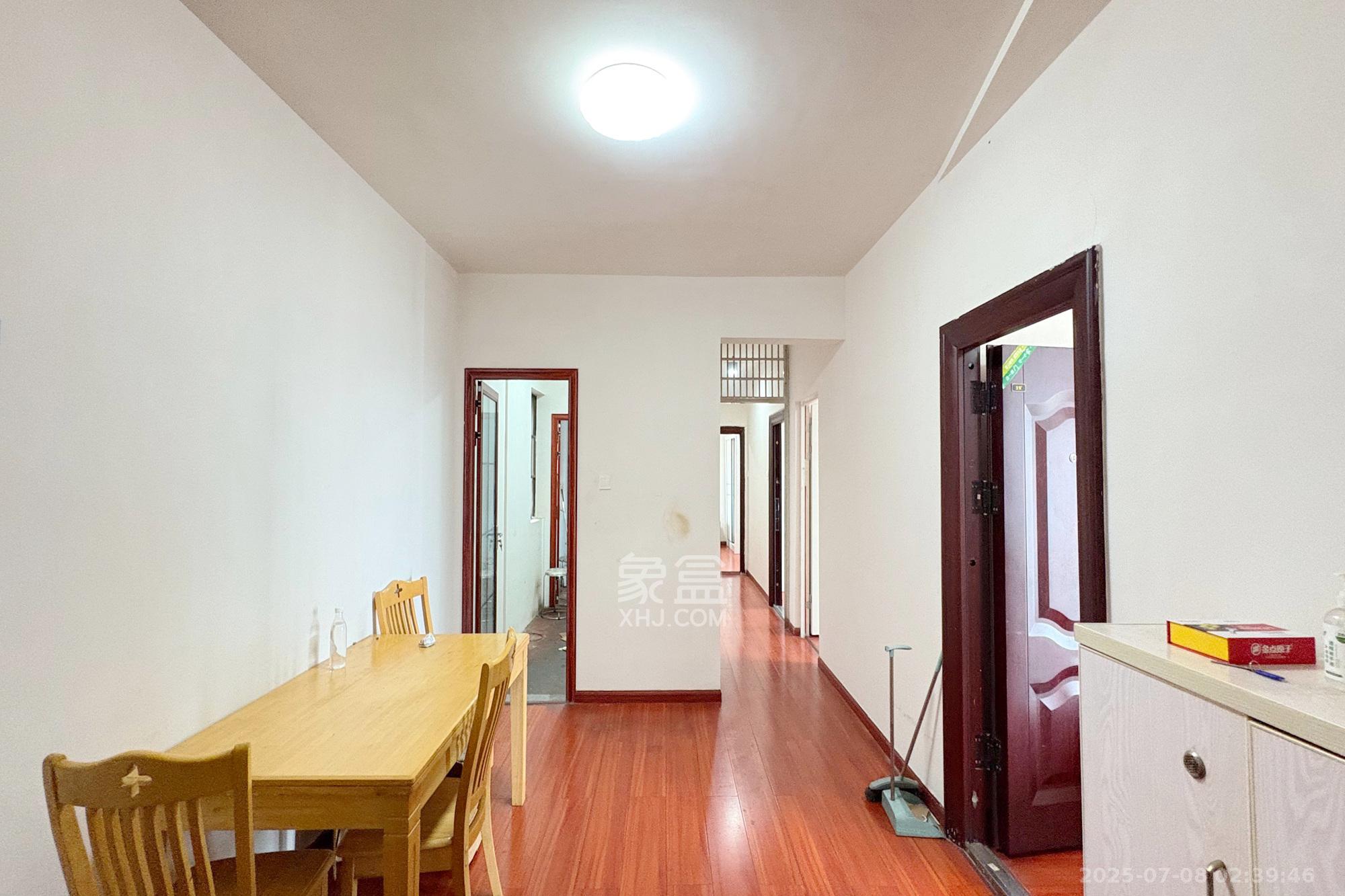 尚清雅苑 3室2厅2卫 158.0万 尚清雅苑 3室2厅2卫 158.0万客厅