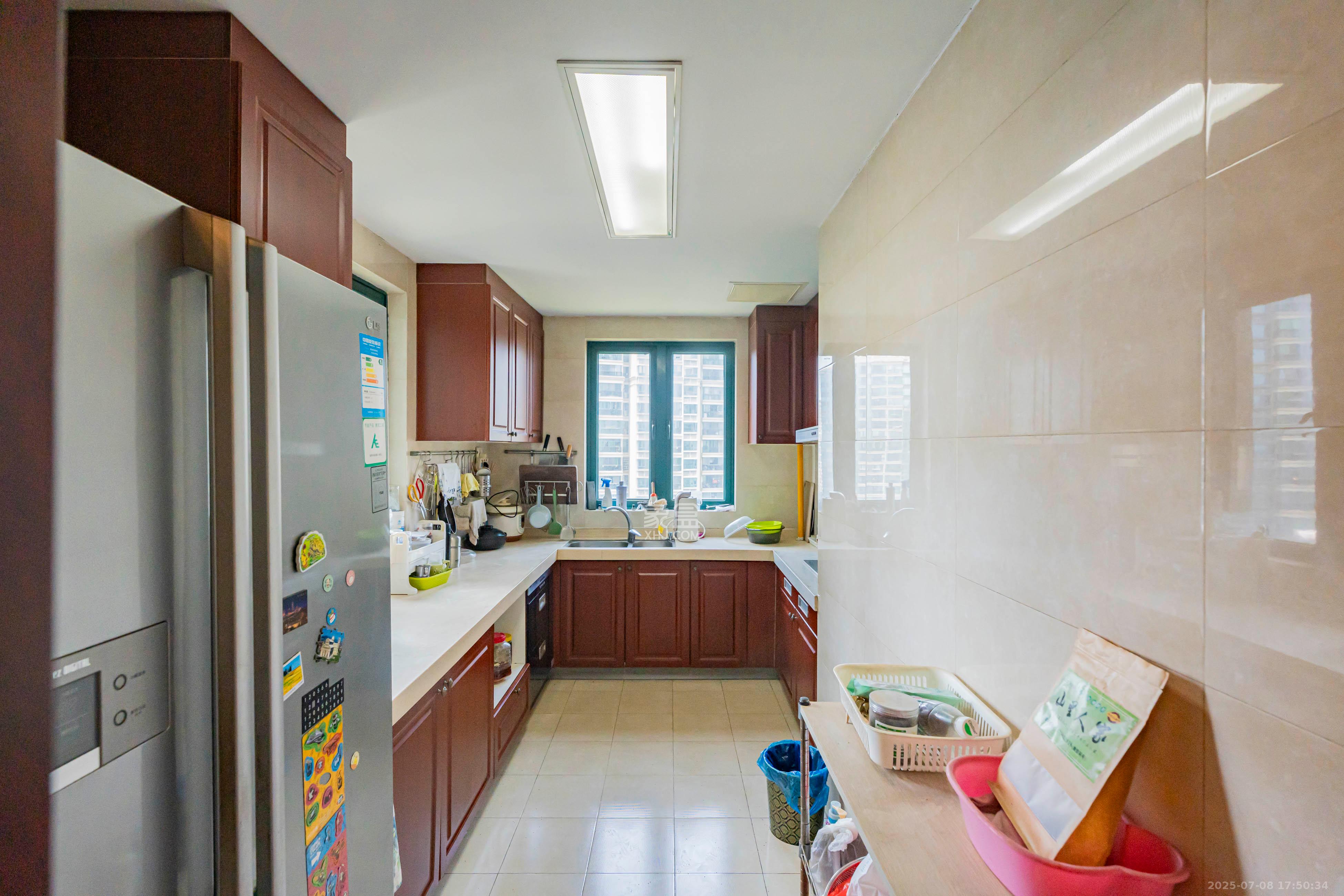 恒大雅苑  4室2厅2卫    166.0万 恒大雅苑  4室2厅2卫    166.0万厨房