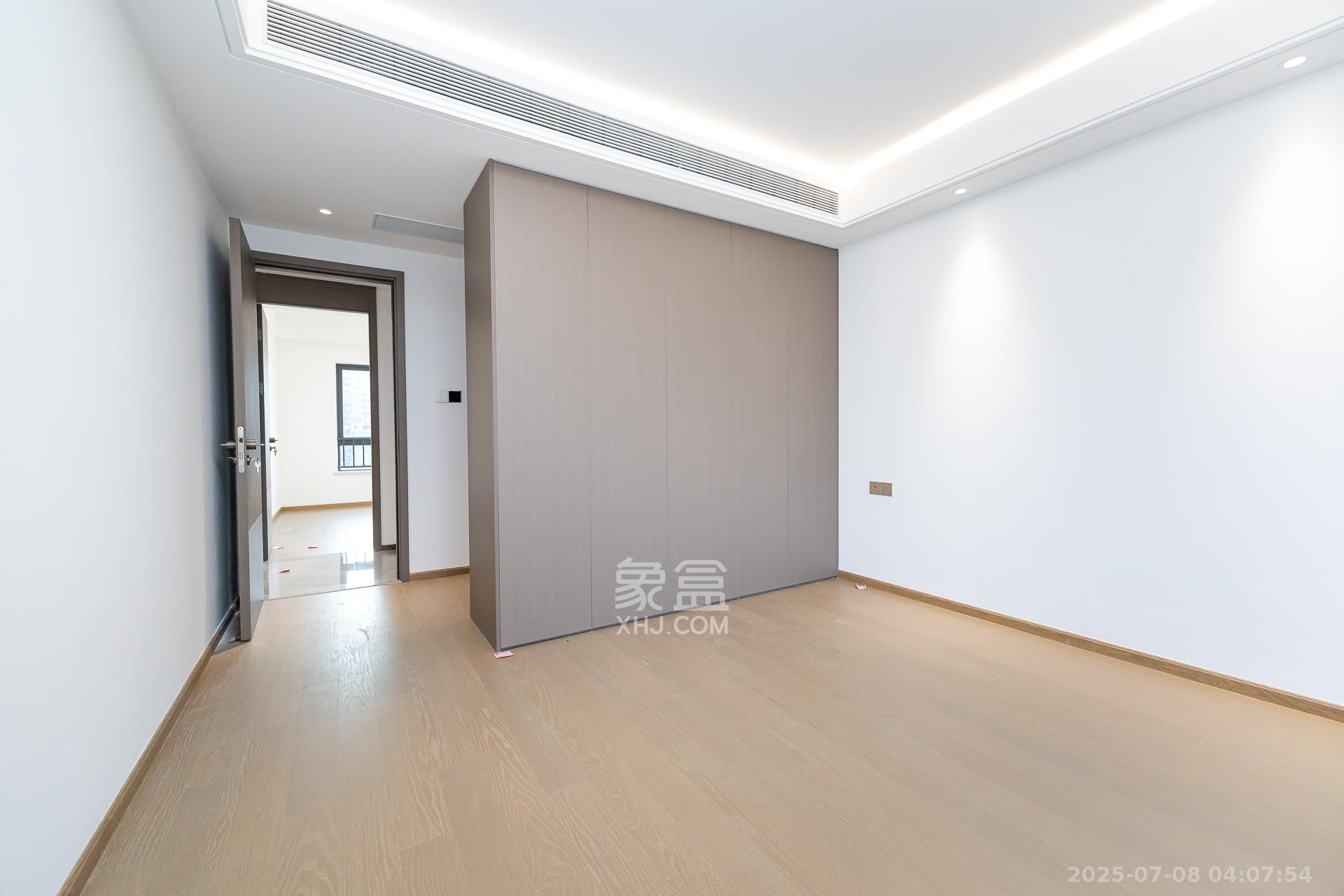 嘉臣道  4室2厅2卫    277.0万卧室