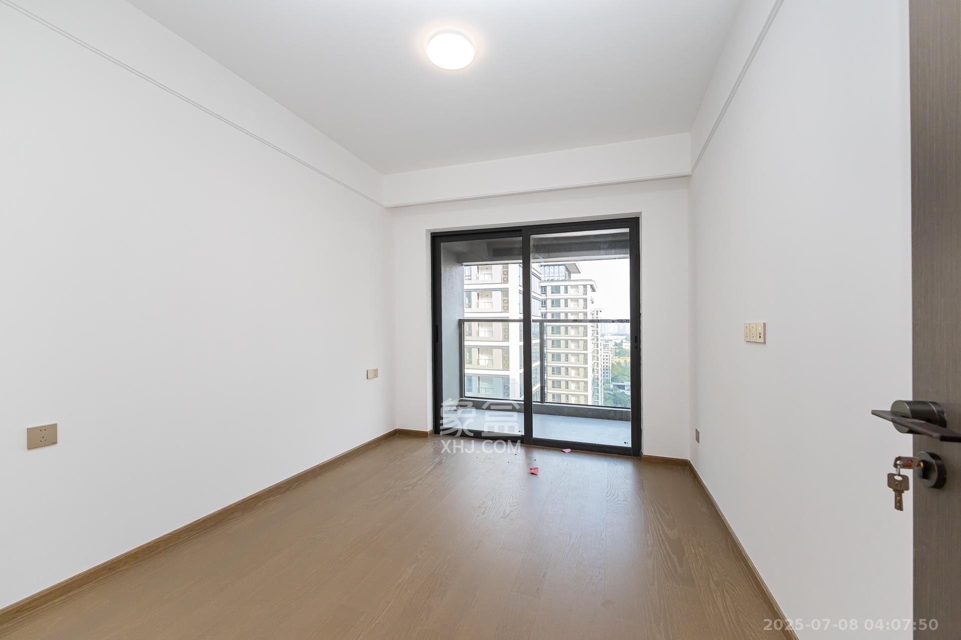 嘉臣道  4室2厅2卫    277.0万卧室