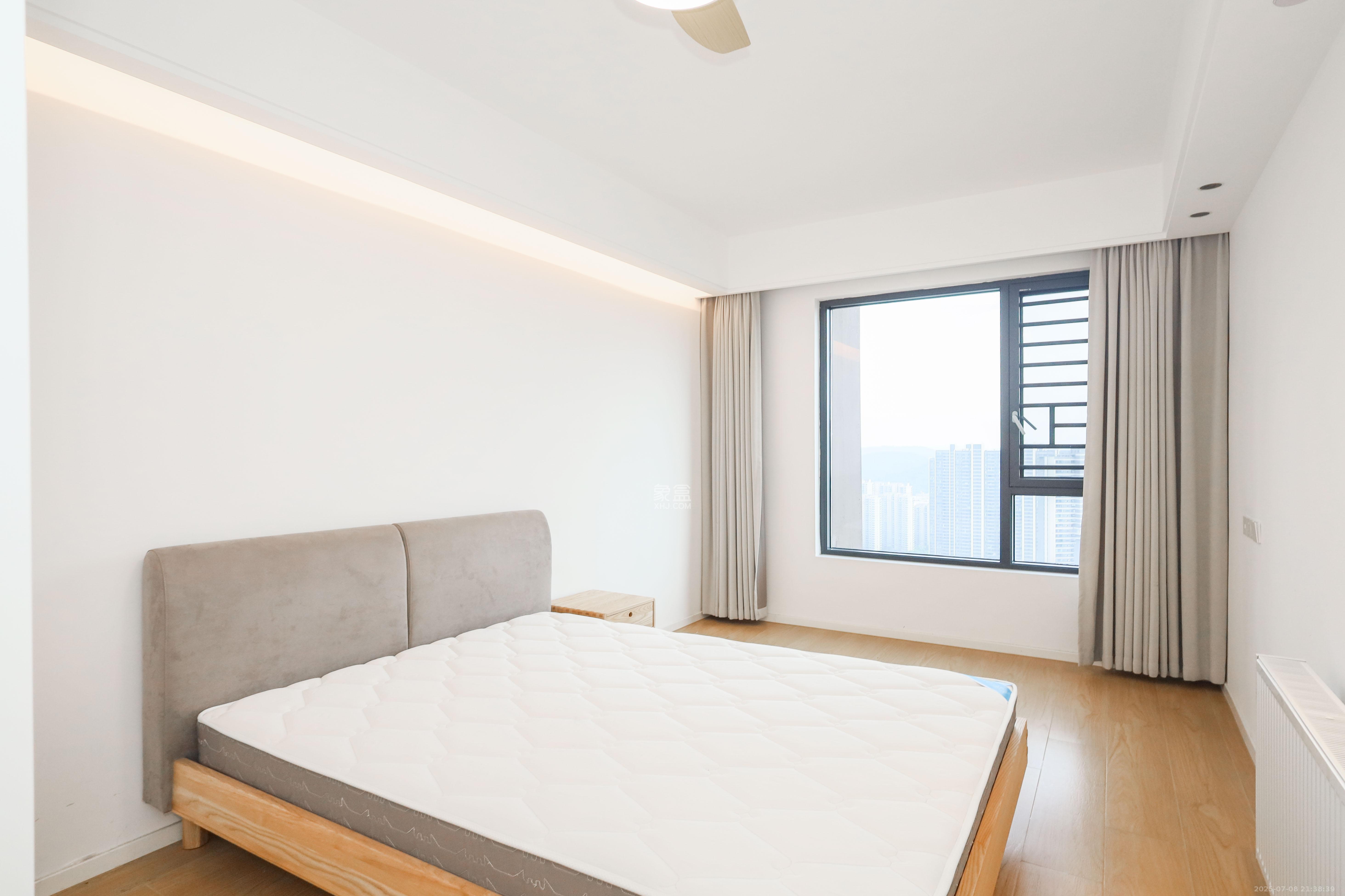 建发央著  4室2厅2卫    235.0万卧室
