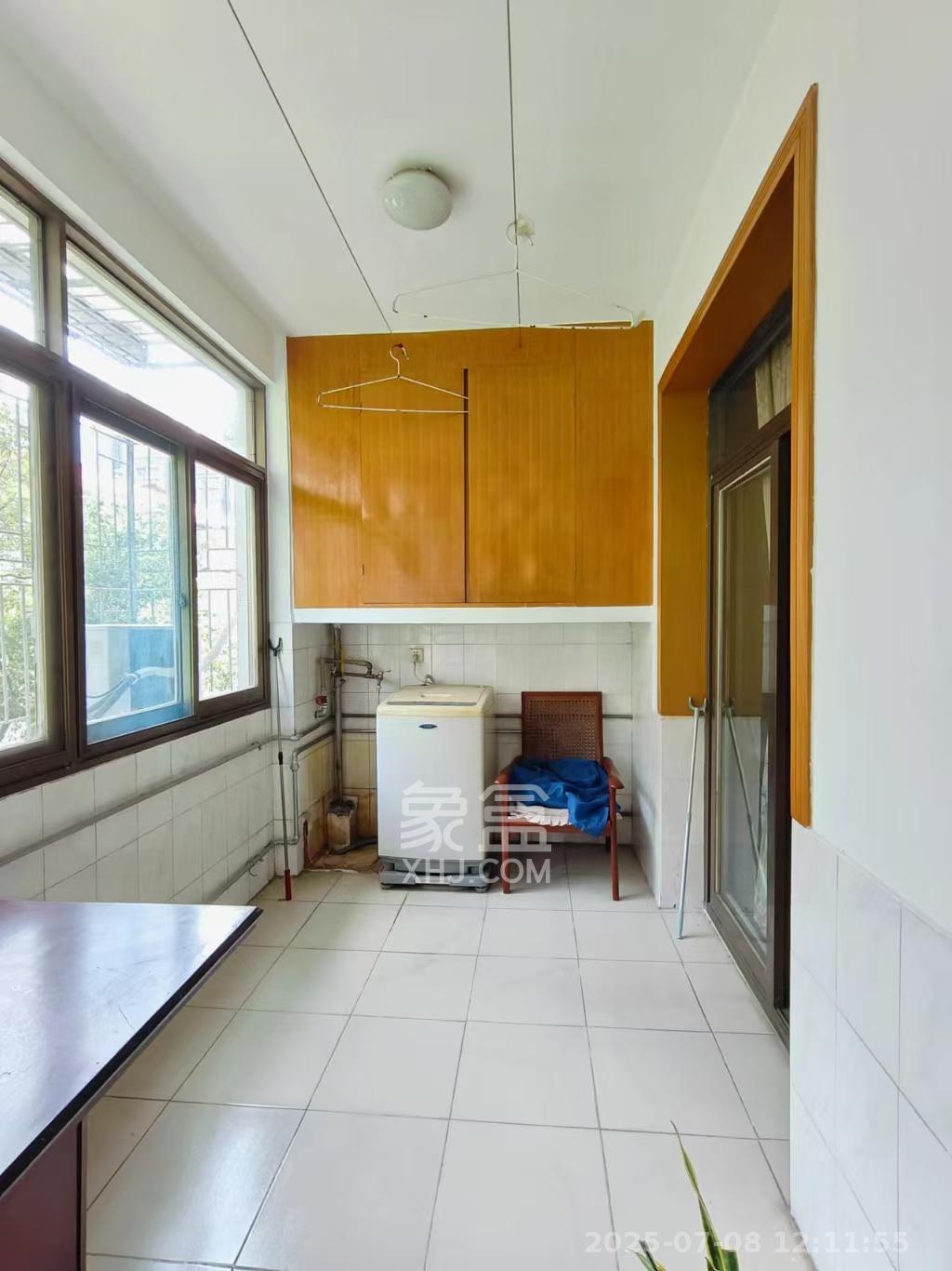 省政府机关二院 4室1厅1卫 3500.0元/月 省政府机关二院 4室1厅1卫 3500.0元/月室内图