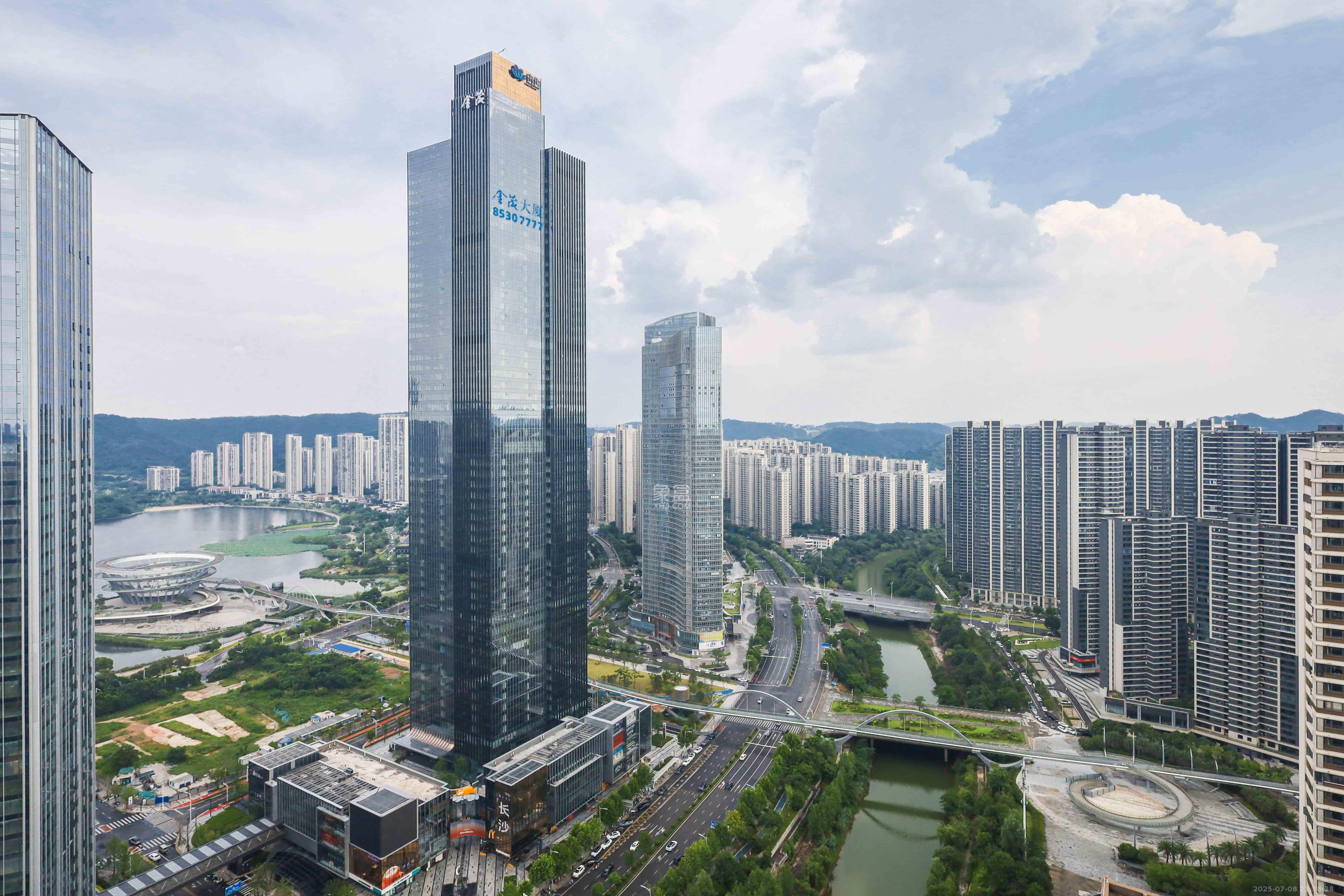 建发央著  4室2厅2卫    235.0万阳台