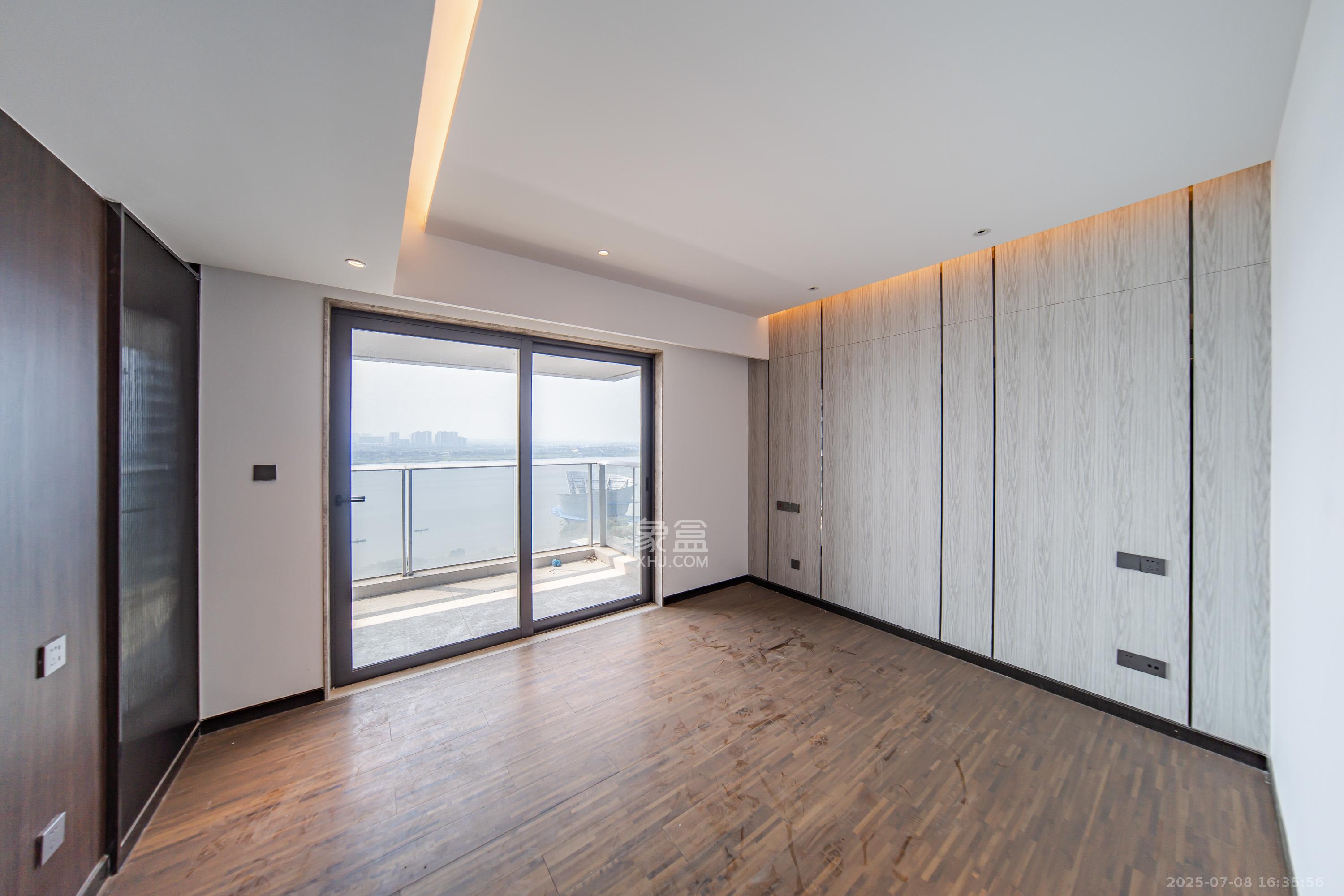 珠江颐德公馆  4室2厅3卫    388.0万 珠江颐德公馆  4室2厅3卫    388.0万卧室