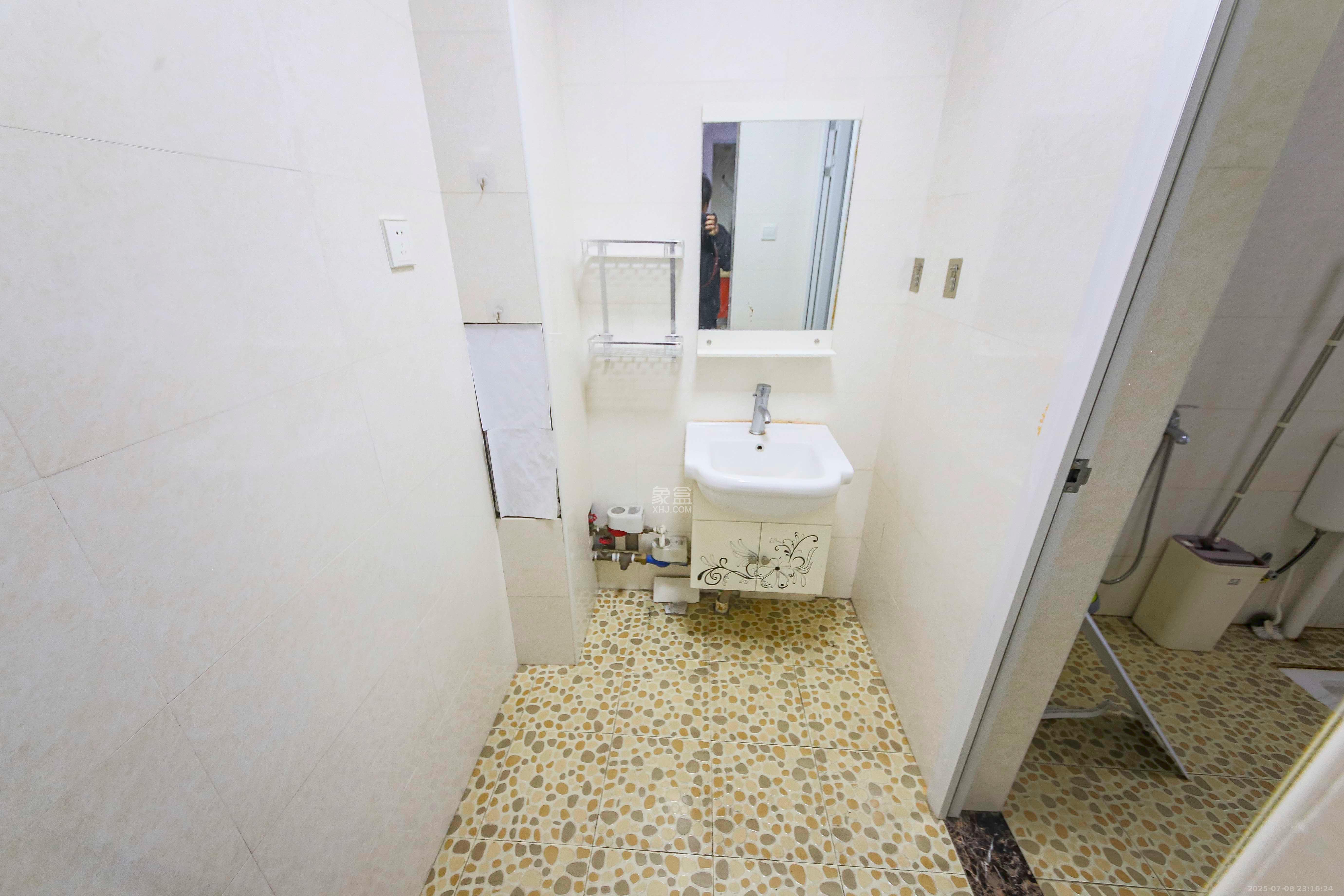 金葳佳园  4室2厅2卫    210.0万 金葳佳园  4室2厅2卫    210.0万卫生间