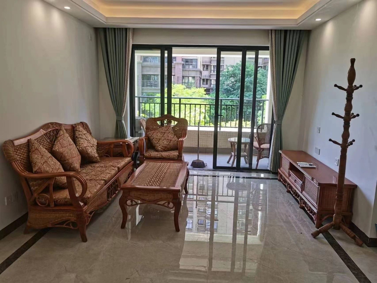 南海幸福汇  4室2厅2卫    2200.0元/月 南海幸福汇  4室2厅2卫    2200.0元/月