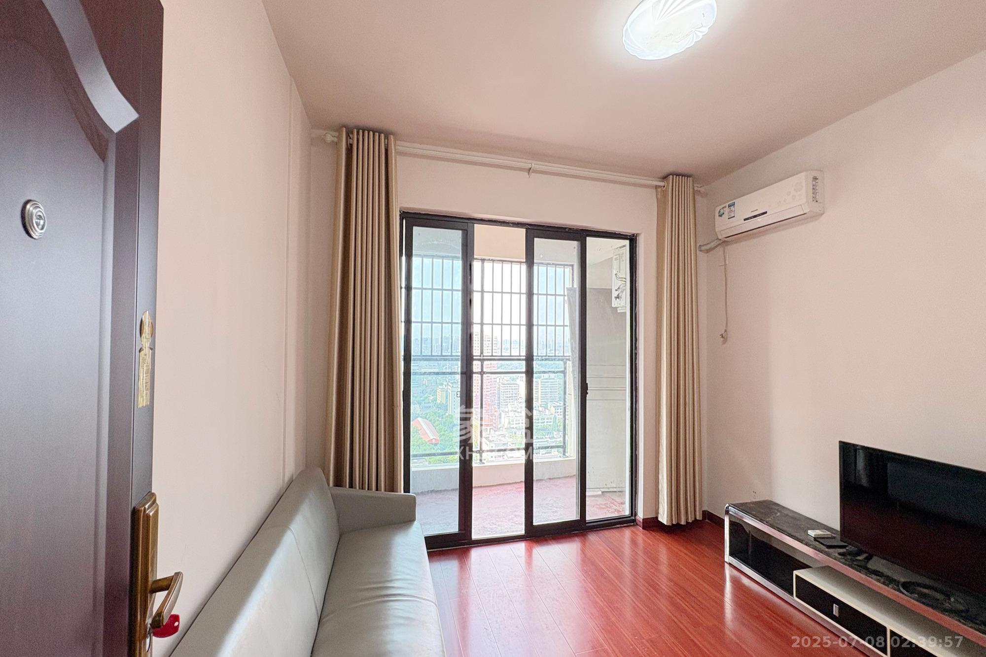 尚清雅苑 3室2厅2卫 158.0万 尚清雅苑 3室2厅2卫 158.0万客厅