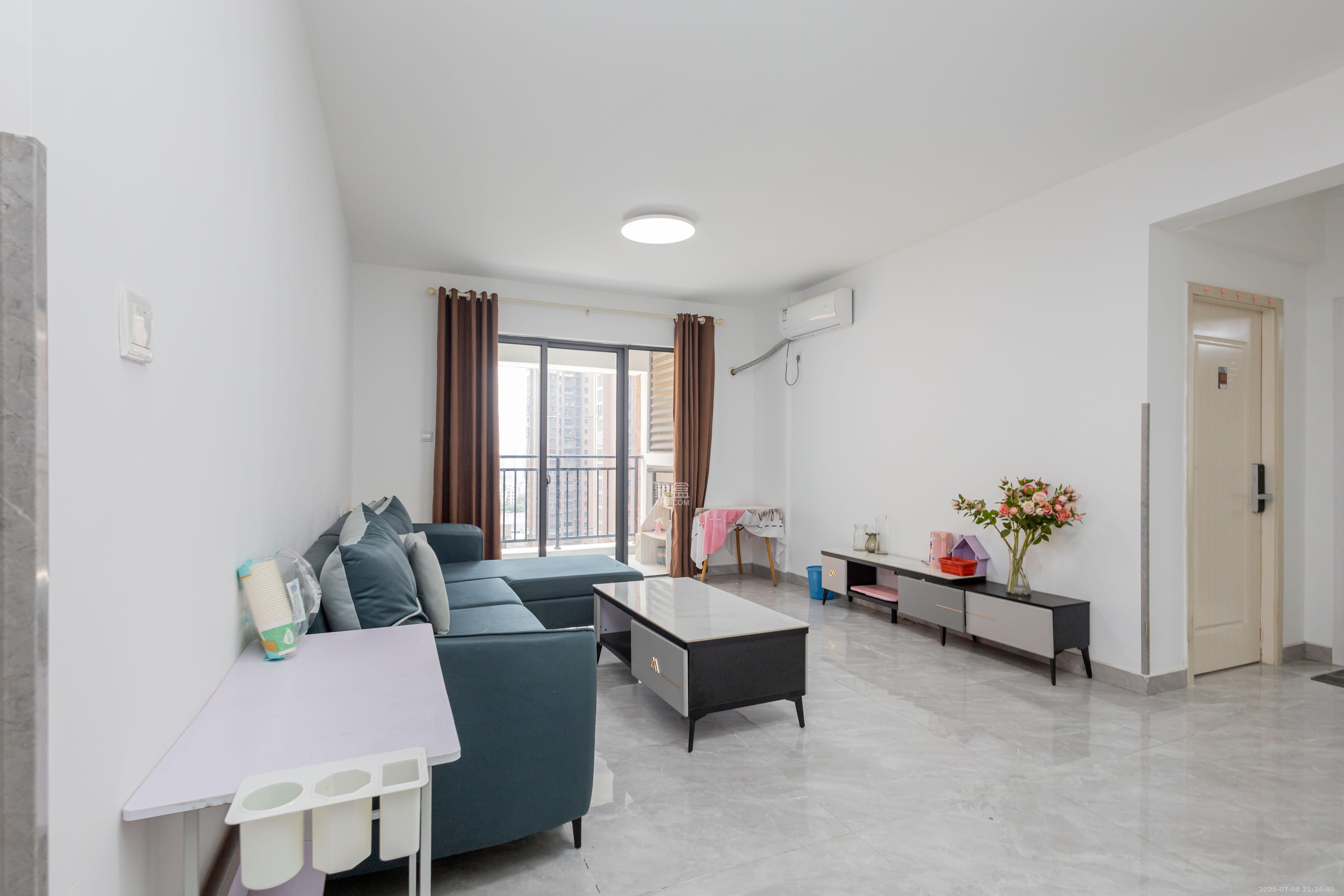 东业上城嘉苑(晟悦国际) 4室2厅2卫 84.0万 东业上城嘉苑(晟悦国际) 4室2厅2卫 84.0万客厅